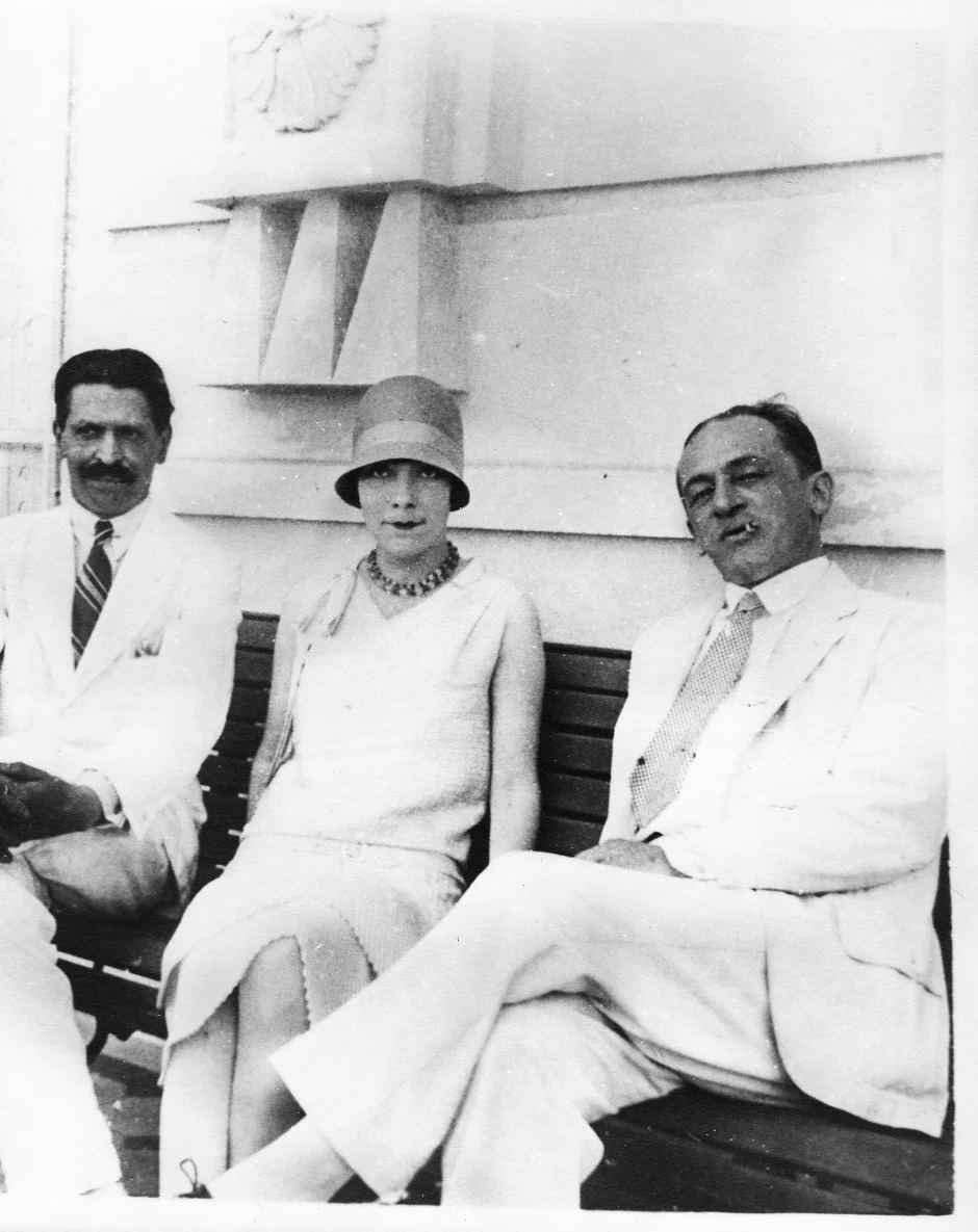 Joaquim de Sousa Queirós, Marinette Prado (sra. Paulo Prado) e Blaise Cendrars no Copacabana Palace, 1926 Acervo particular