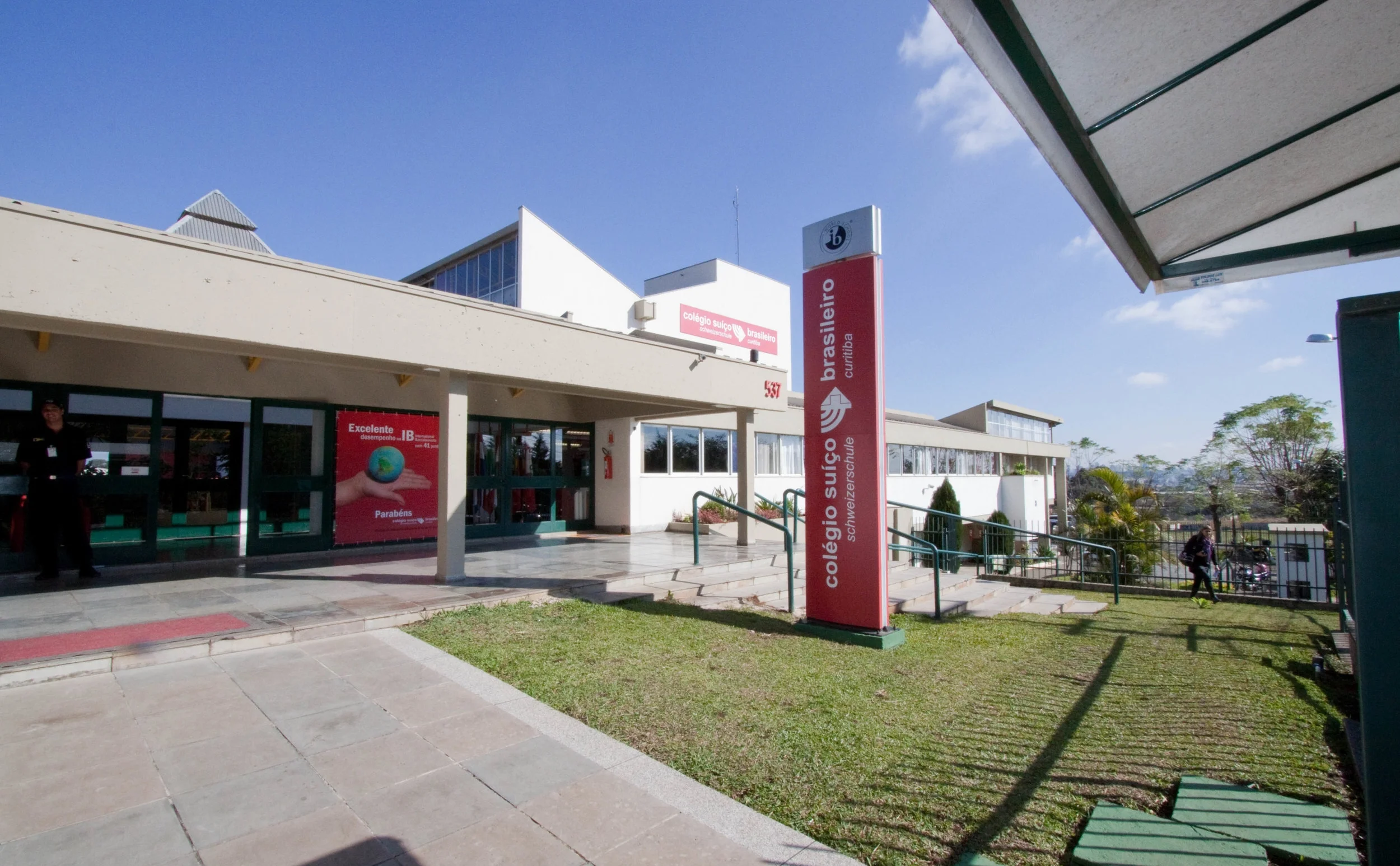 Fachada do Colégio Suíço-Brasileiro de Curitiba Acervo Colégio Suíço-Brasileiro de Curitiba 
