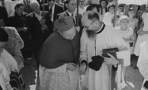 Padre Eduardo recebe o bispo de Joinville, Dom Gregorio Warmeling, 2016 Imagem ifdellan.fotoblog.uol.com.br
