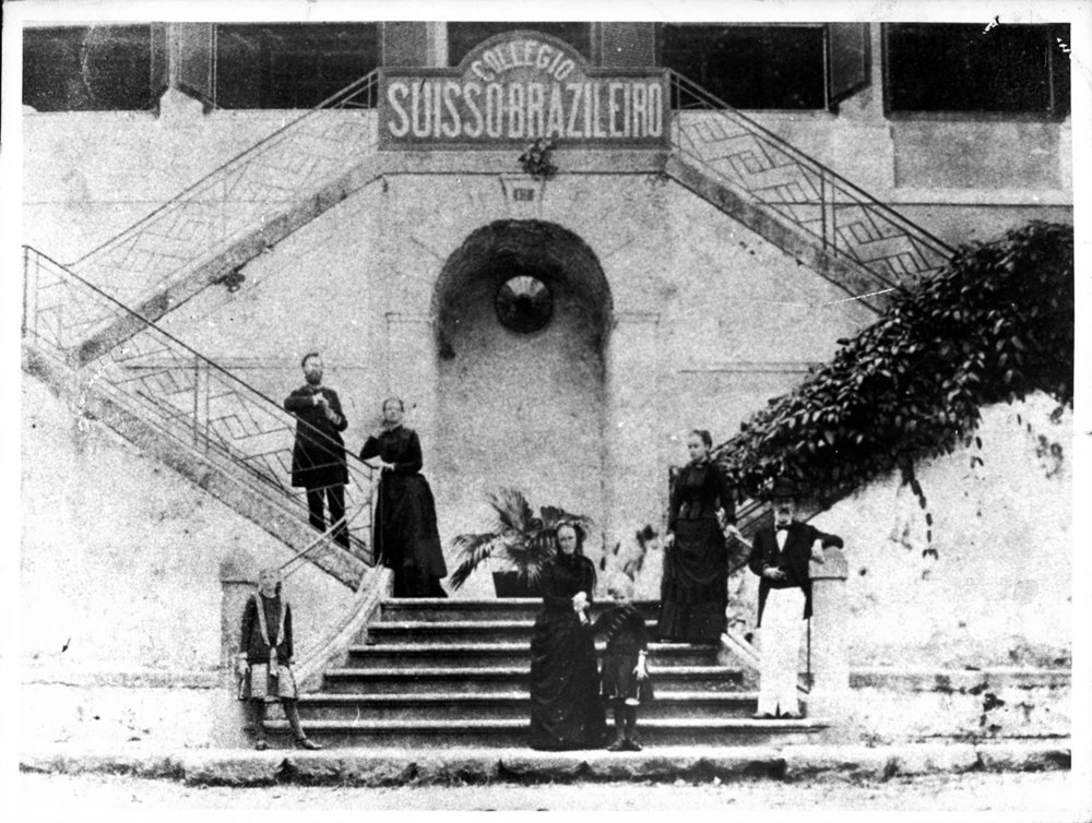 A família Lutz posa em frente ao Colégio Suíço-Brasileiro, criado no século 19 em uma residência da rua Farani, no Rio de JaneiroAcervo Instituto Adolfo Lutz