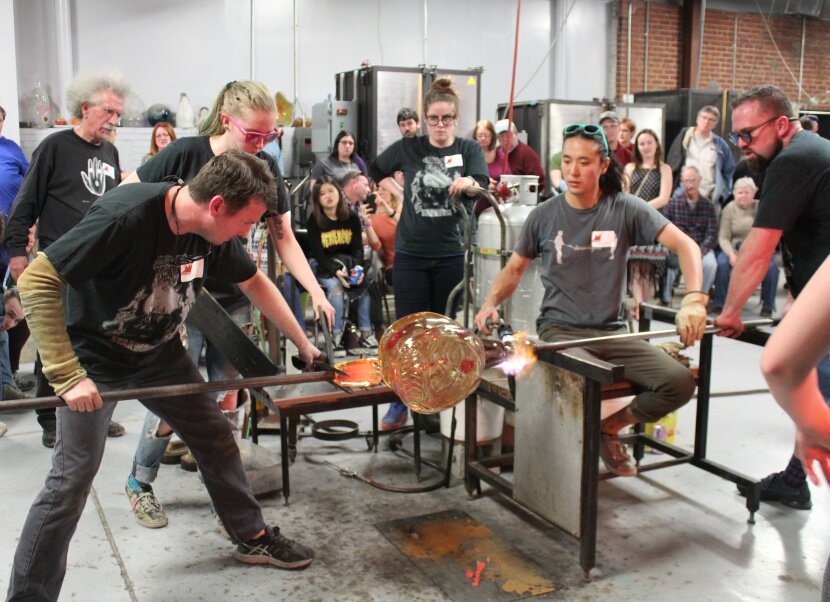 Interns, resident artists and the STARworks Glass team work with Paul Marioni for a Firefest demonstration.