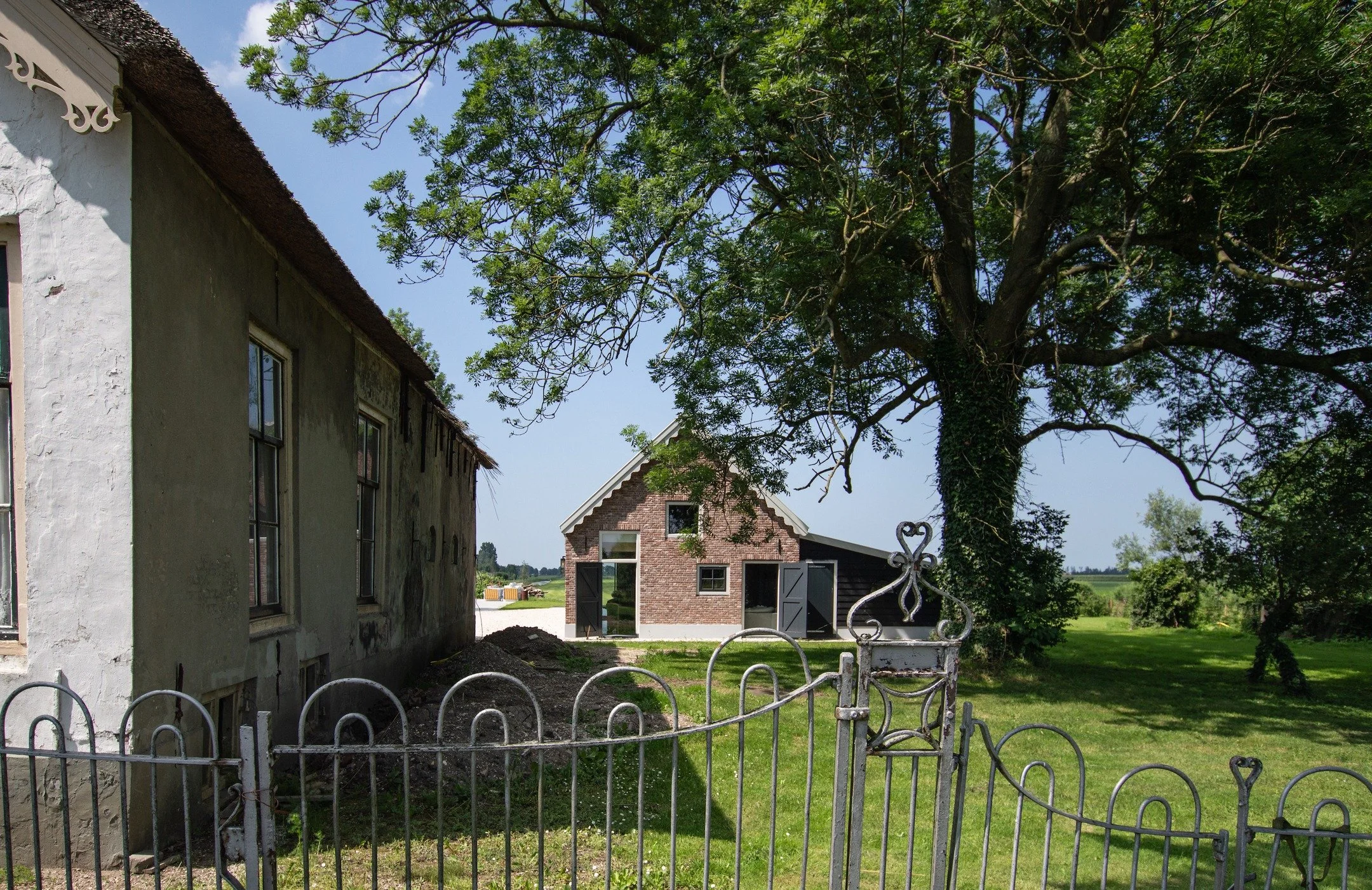 Schuurwoning in wording - het resultaat.

In de herontwikkeling van Rijksmonument Huis Snellenburg stond de eerste fase in het teken van deze eind 19e-eeuwse boerenschuur met een prachtige bescheiden en oprechte architectuur vol pragmatische keuzes e