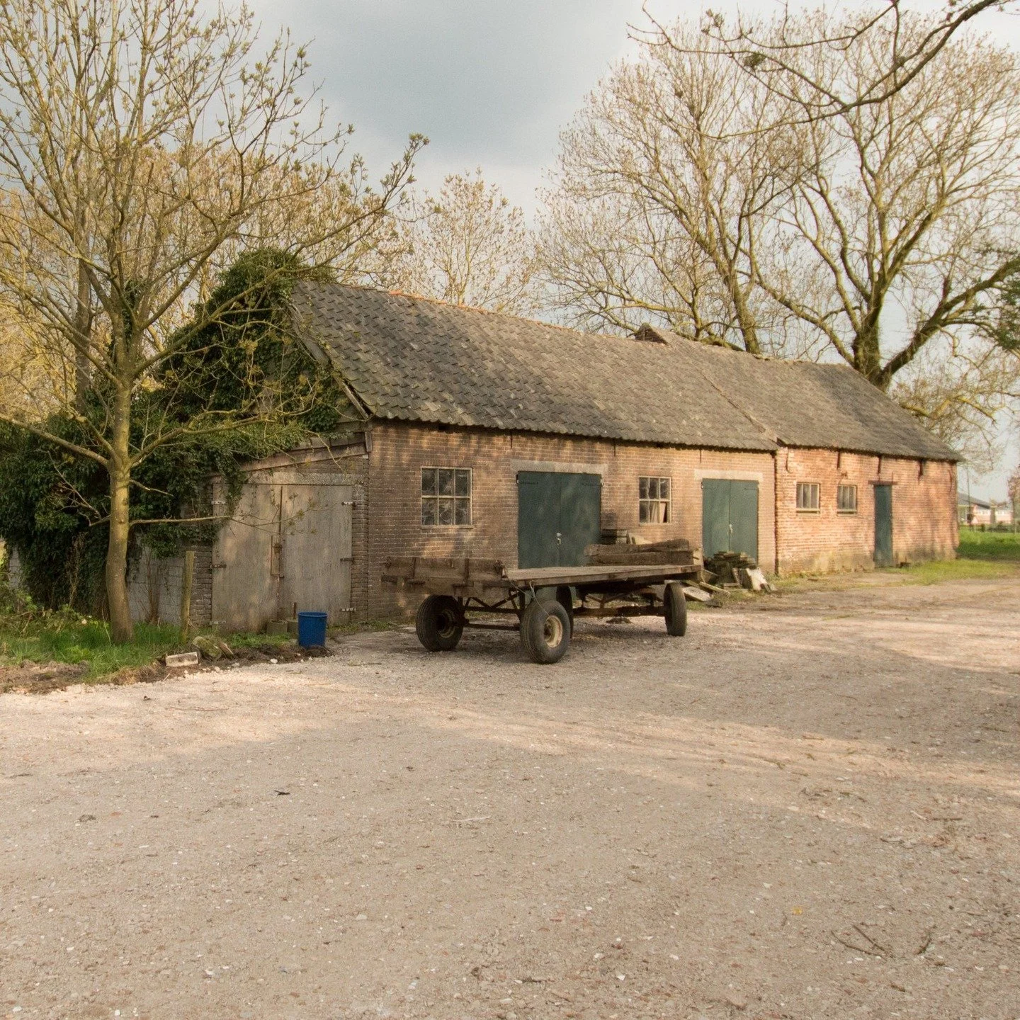 In 2017 vroeg een opdrachtgever om deze schuur te transformeren. Op het terrein van Rijksmonument Snellenburg bleek er met de schuur veel mogelijk. Sloop/nieuwbouw kon zelfs van de monumentencommissie.

Maar het karakter van deze schuur vonden we te 