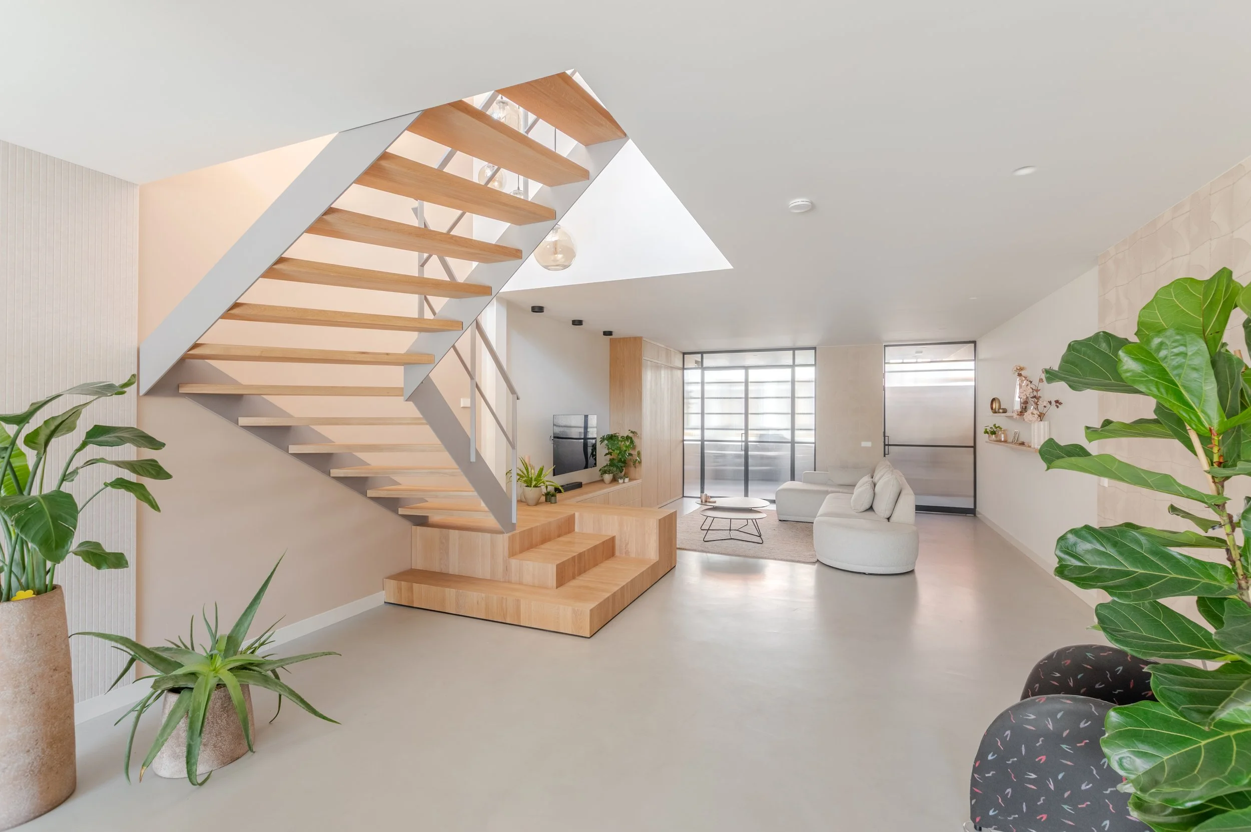 Houten open trap in strak modern interieur met vide