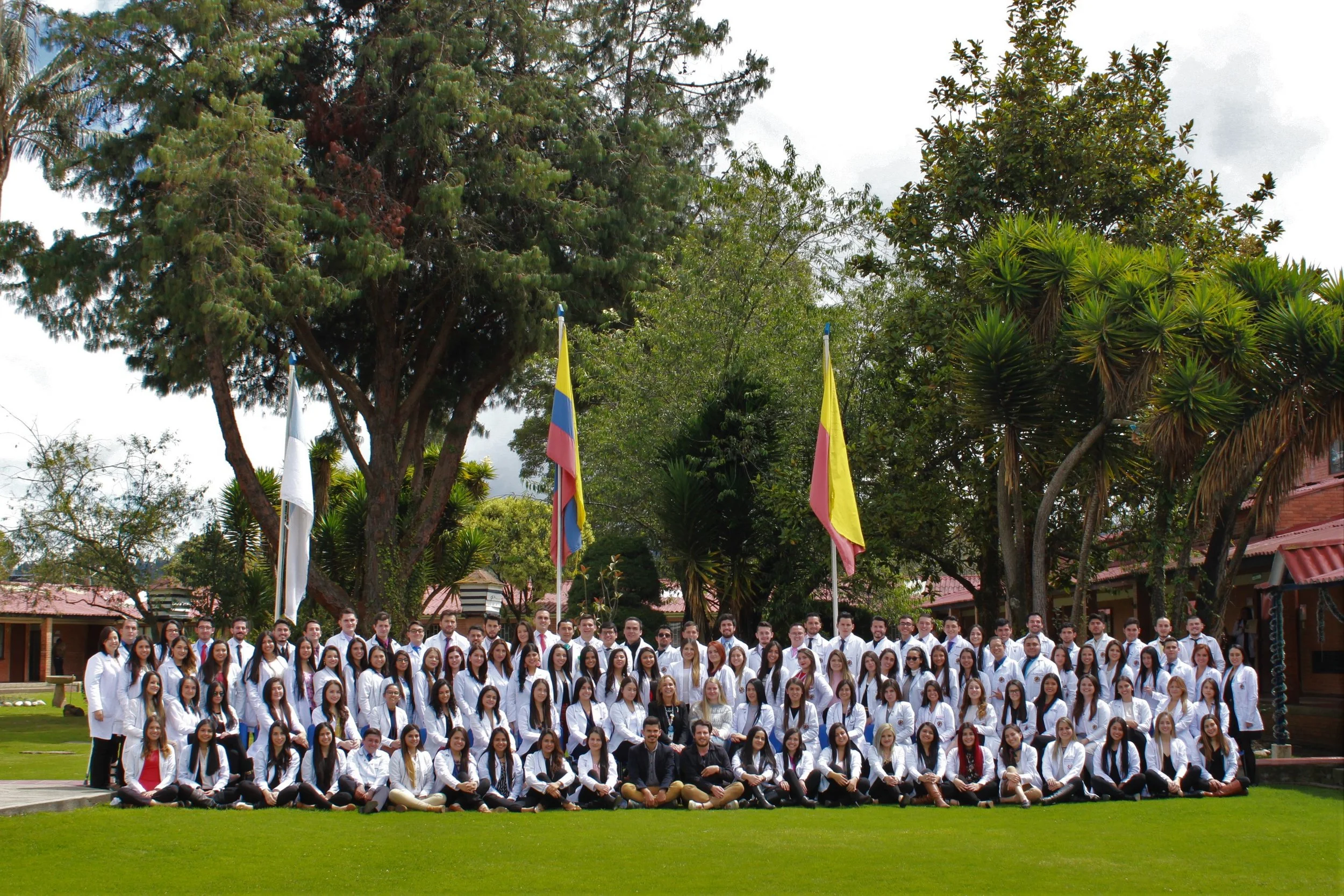 Graduandos de los programas de medicina y música participaron en la Bienvenida a ECO - Egresados Corpistas