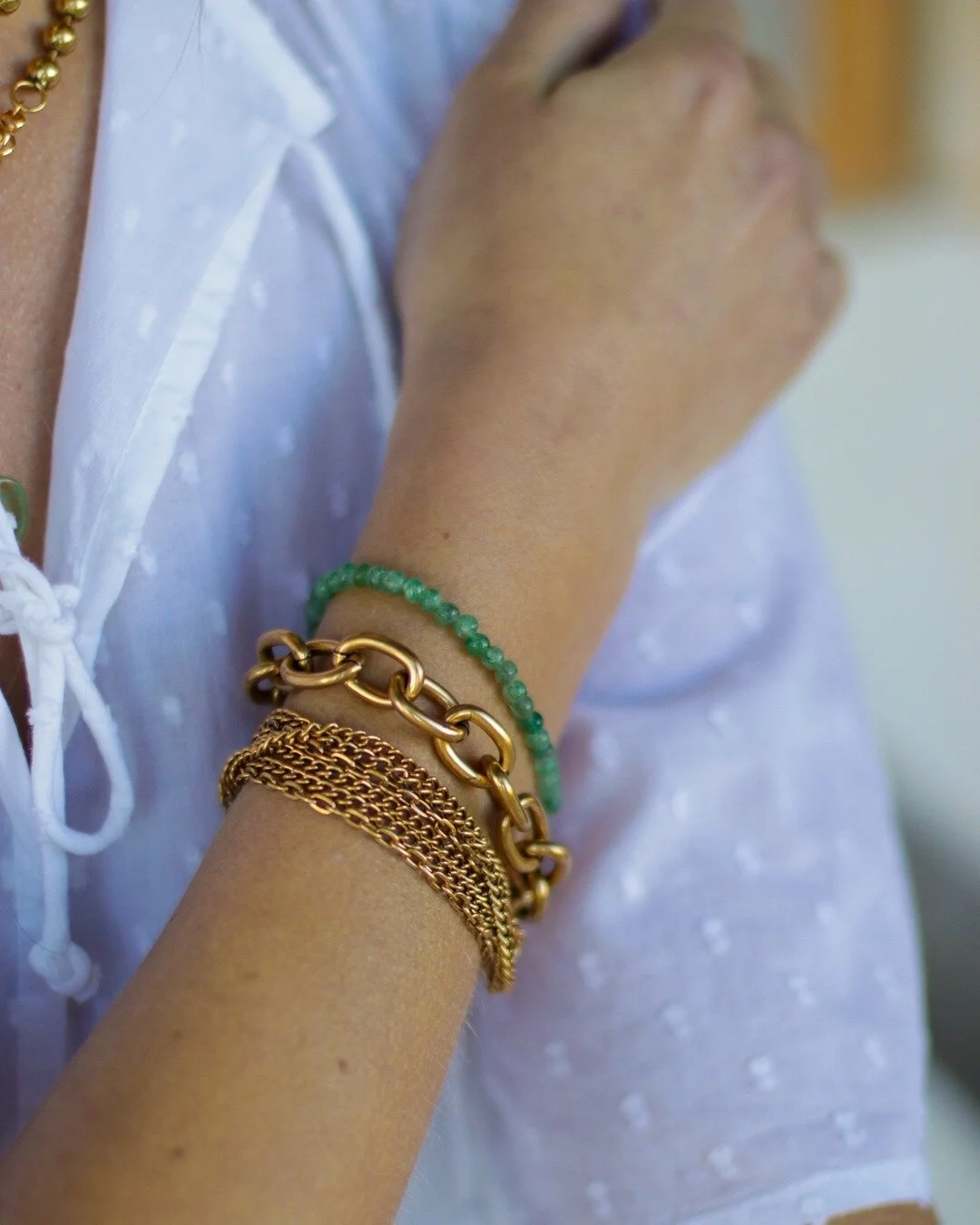 An Every-Day-Stack recipe: one chunky gold bracelet, one delicate and feminine bracelet, and something with some color! Voilà, the perfect arm party.