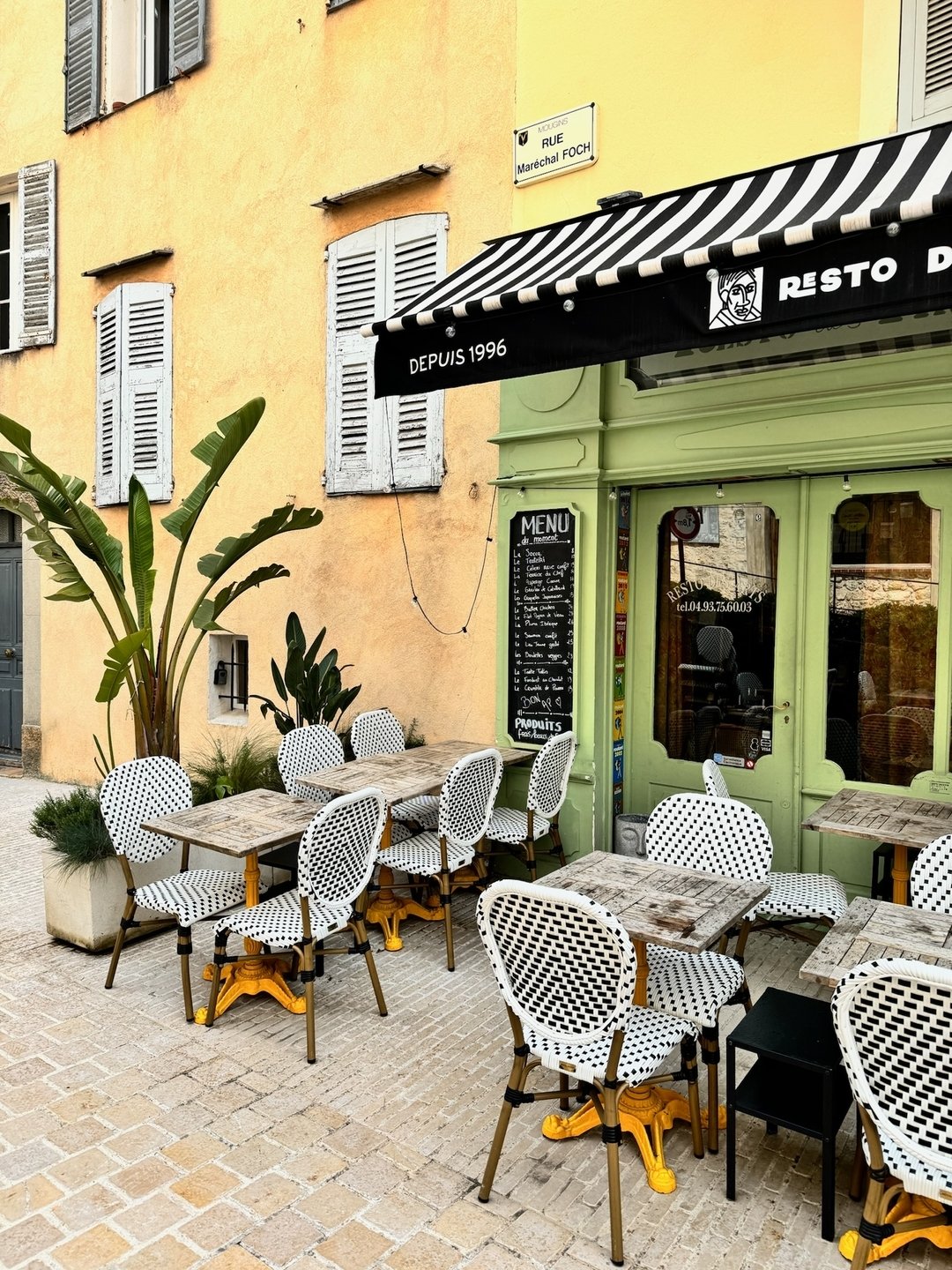 Friday + al fresco dining season = The Perfect Day!
The beautiful little cafe was closed when I walked by in Mougins, France last week, but I am still dreaming of it!
What is your favorite al fresco dining spot?