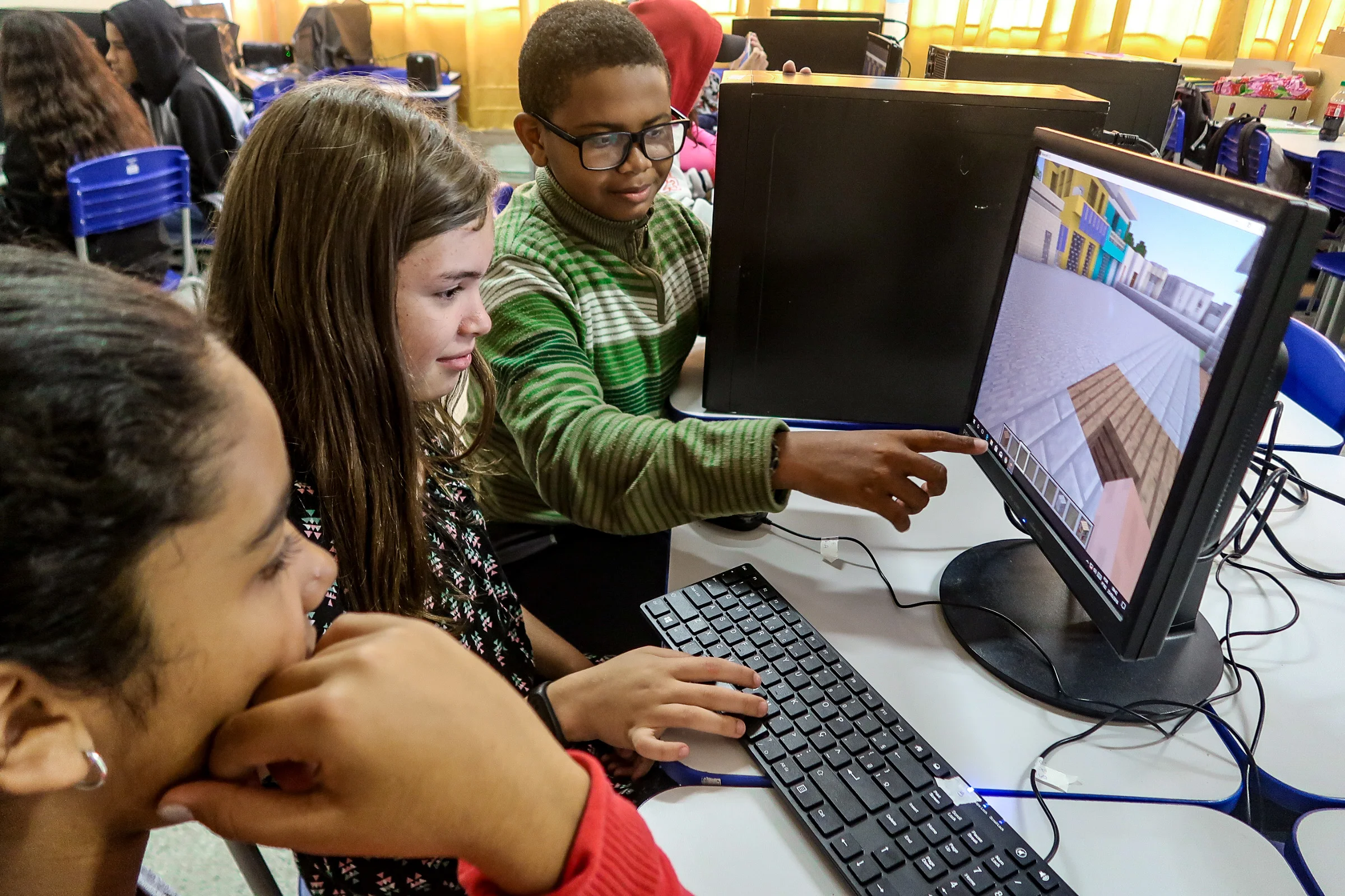 Students worked together to design their ideas in Minecraft. Credit: Cidade Ativa
