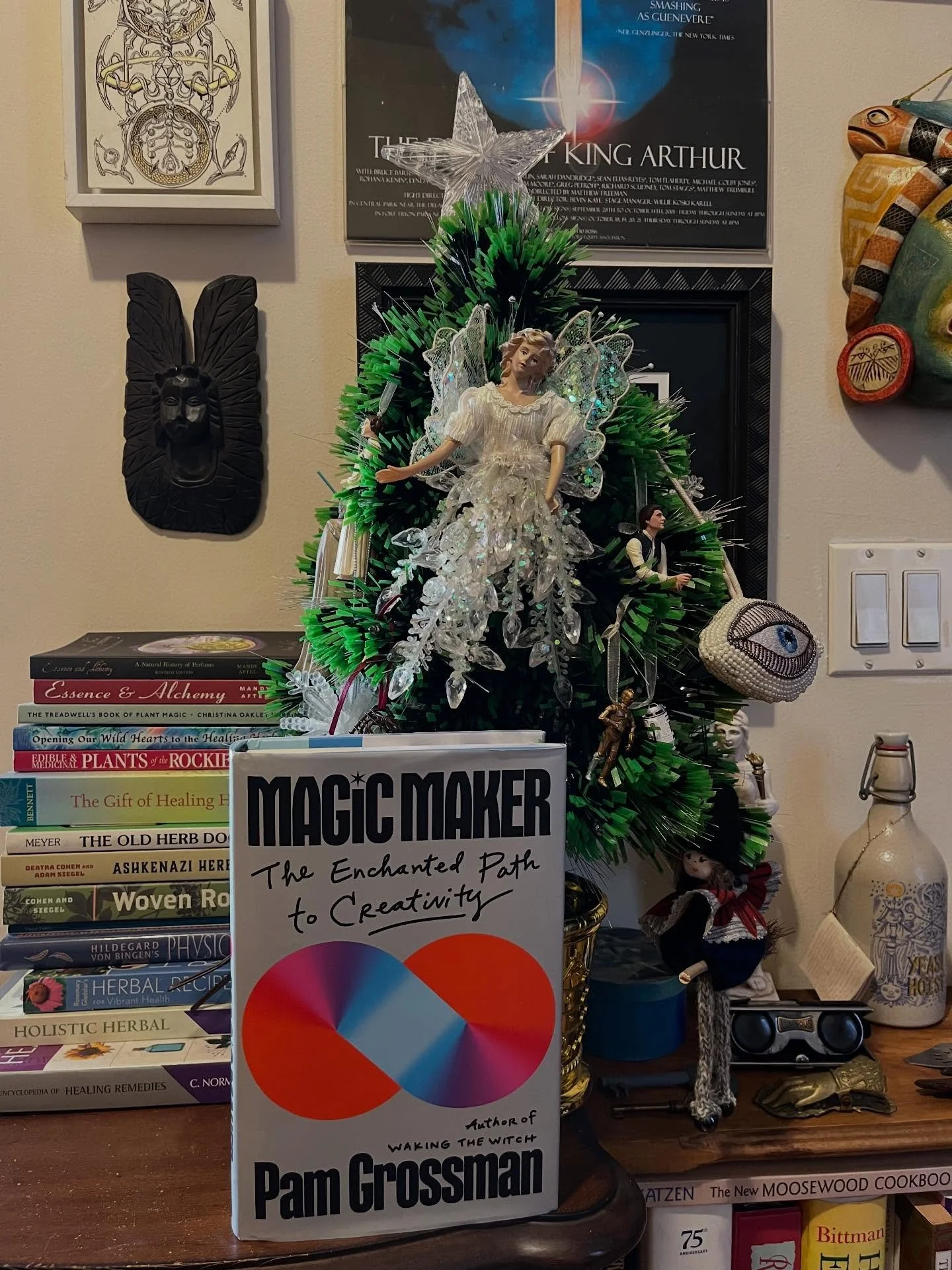 Happy Solstice! Happy Hanukkah! Merry Xmas! Blessed Yule! 

Gentle reminder that MAGIC MAKER would make a wonderful holiday gift if you are looking for last-minute presents. (And signed copies are available at @communitybookstore in Brooklyn, @onegra