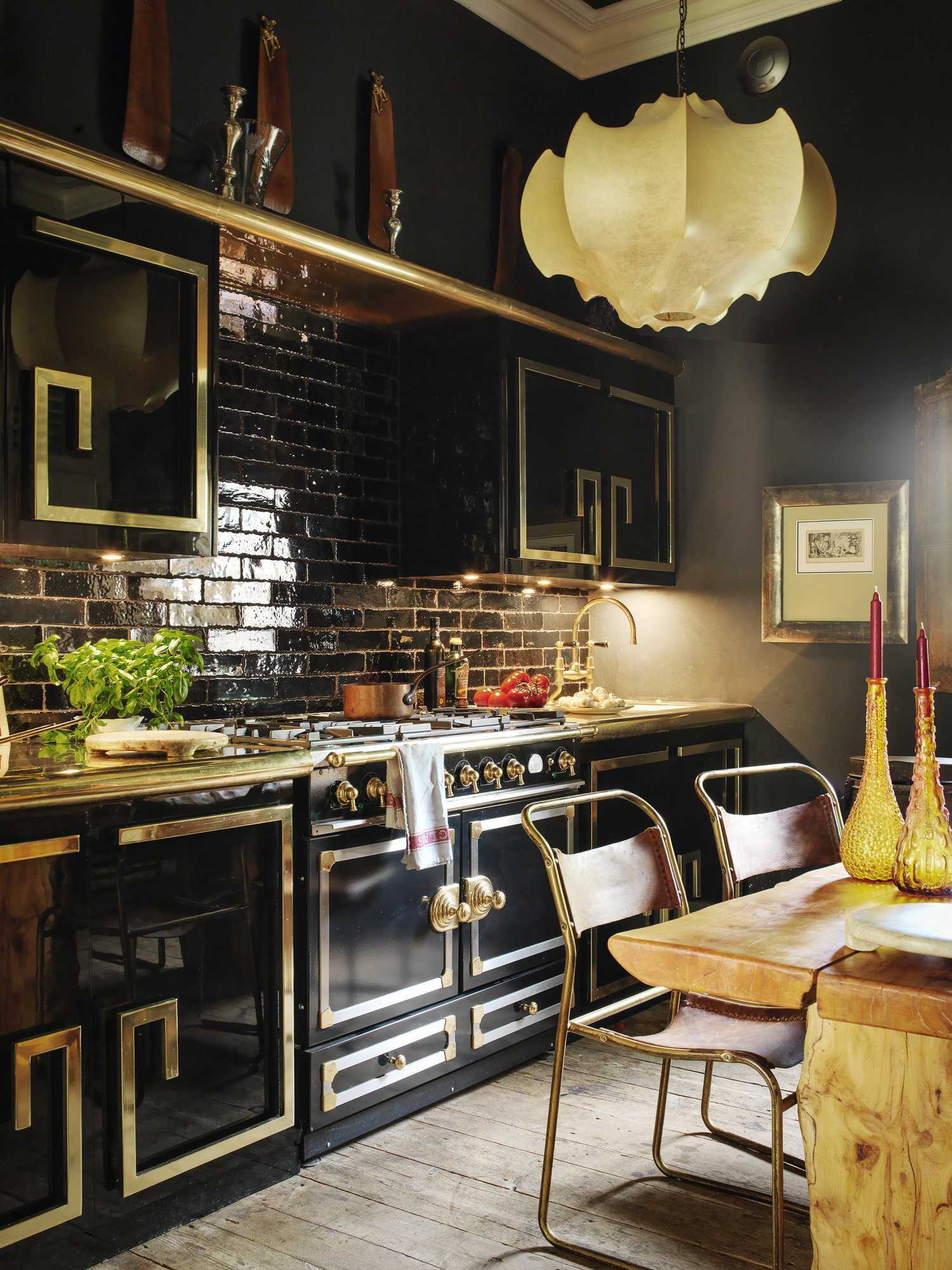 Золотая черная кухня. Стиль кухни. Красивые кухни. Кухня в стиле лофт. Кухня черно Золотая интерьер.