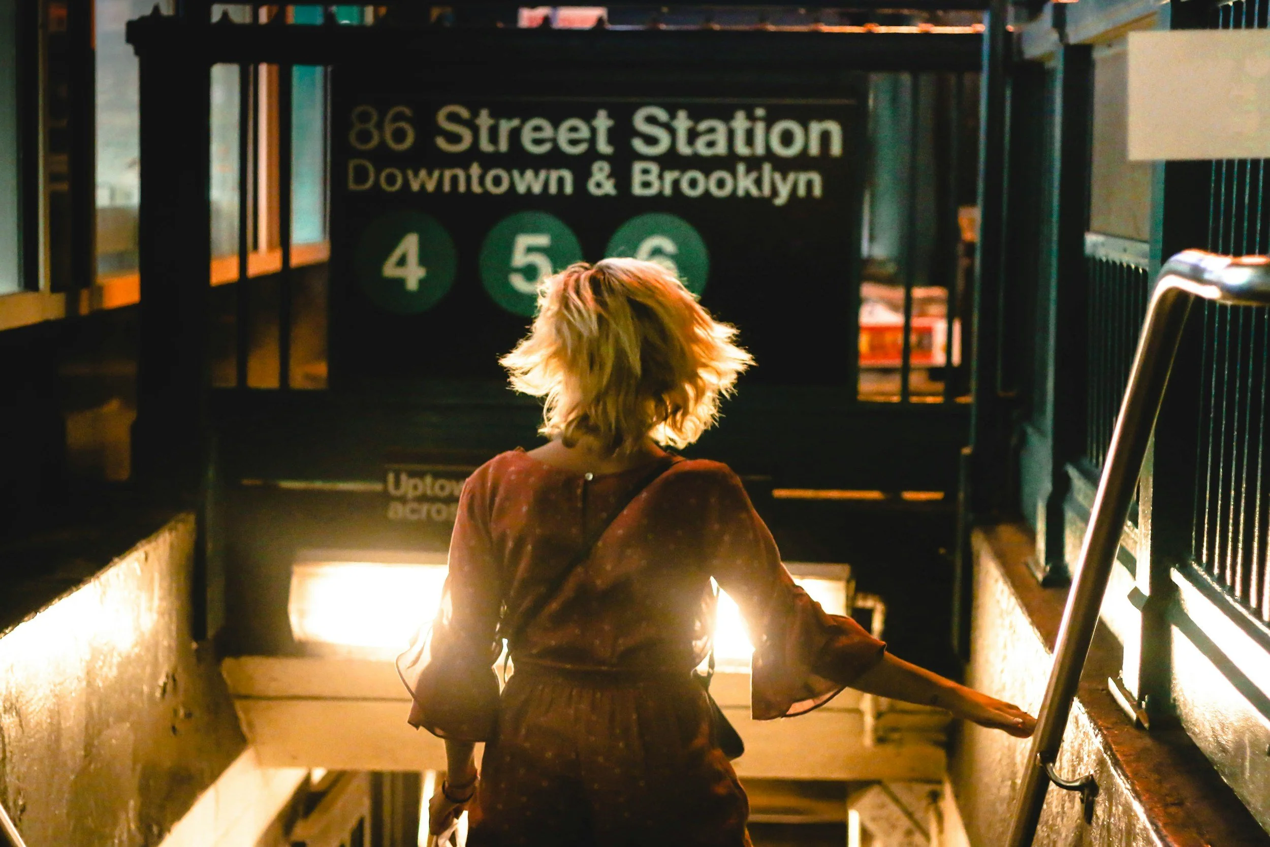woman walking down to the subway at 86 street station