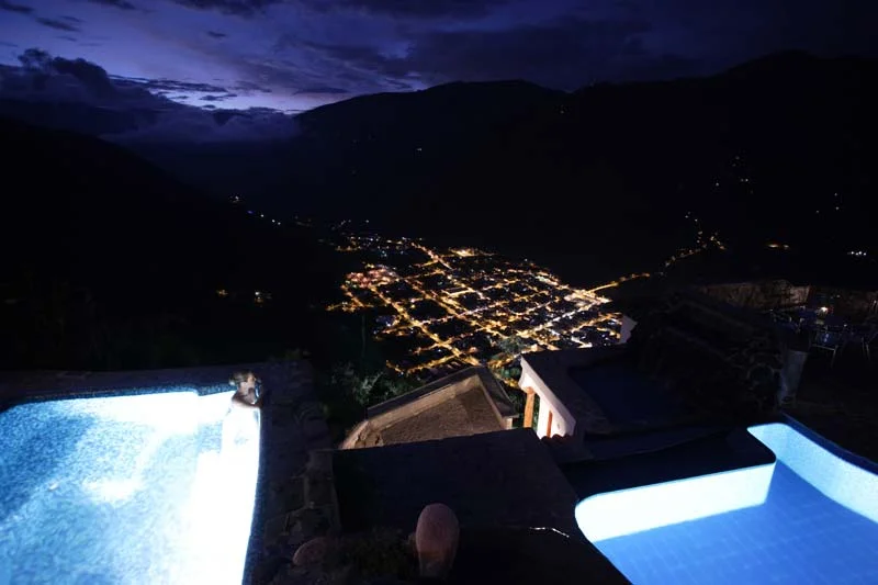 Vista-noctura-desde-las-piscinas-a-Ba+¦os.jpg