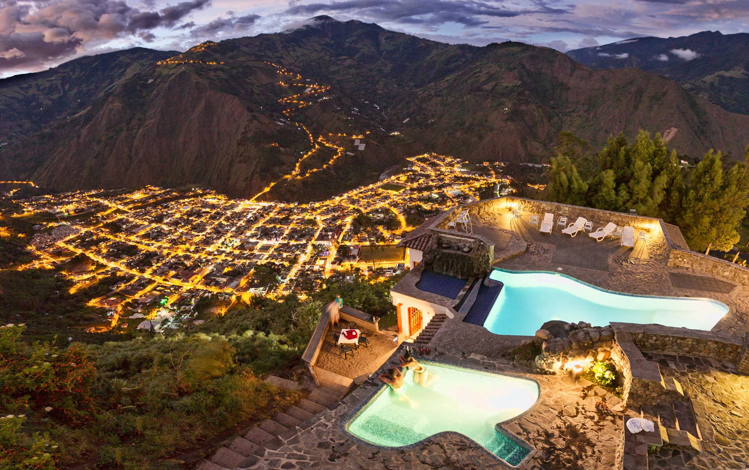 Espectacular vista a Baños (1.800m) desde las 4 piscinas e hidromasaje con agua caliente volcánica de Luna Volcán (2.200 m)