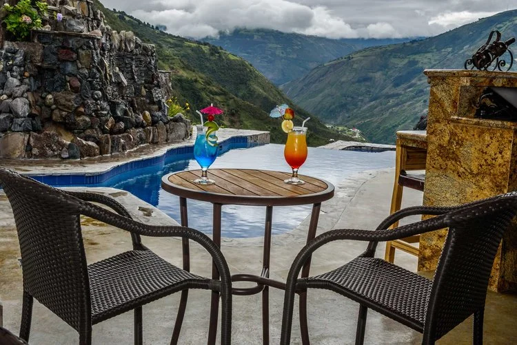 LUNA-BAR-SILLAS-.jpg