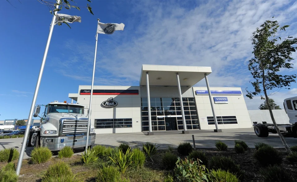 volvomack.jpg