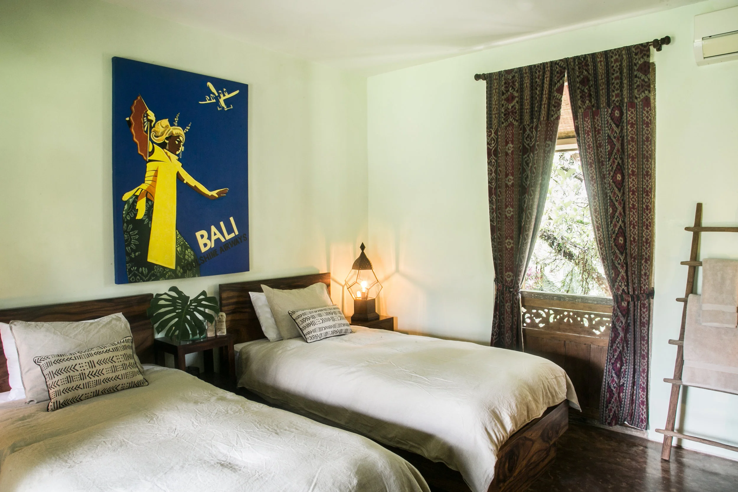 LOTUS ROOM Features: 2 Twin Beds or 1 King Bed, private bath.