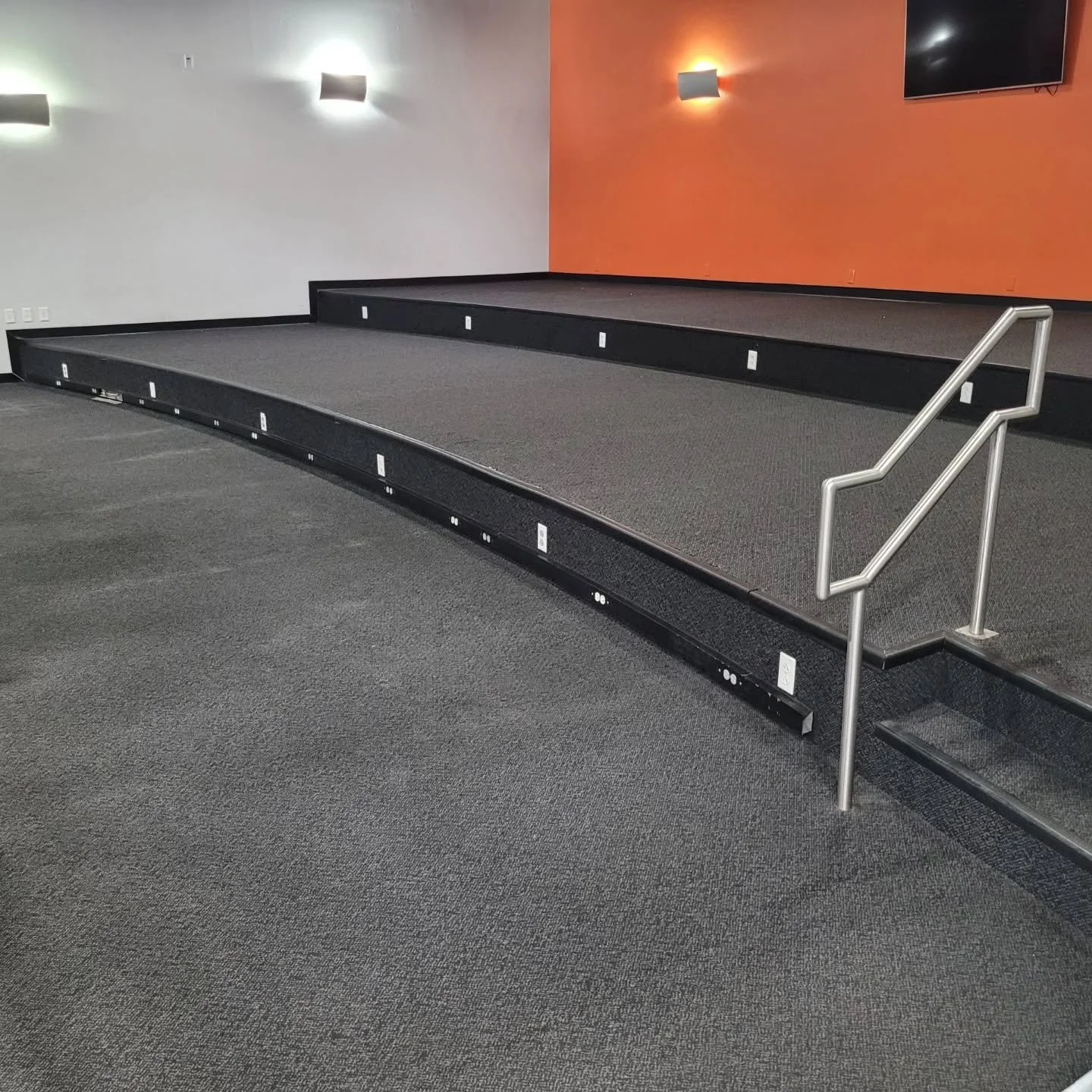 The 90s retro "stage" is officially outta here! 

Check out that slick turf!  This project is complete with a few more surprises and improvements lined up in the coming months! 

#vigoractive #fortworthfitness #turf #functionaltraining #for