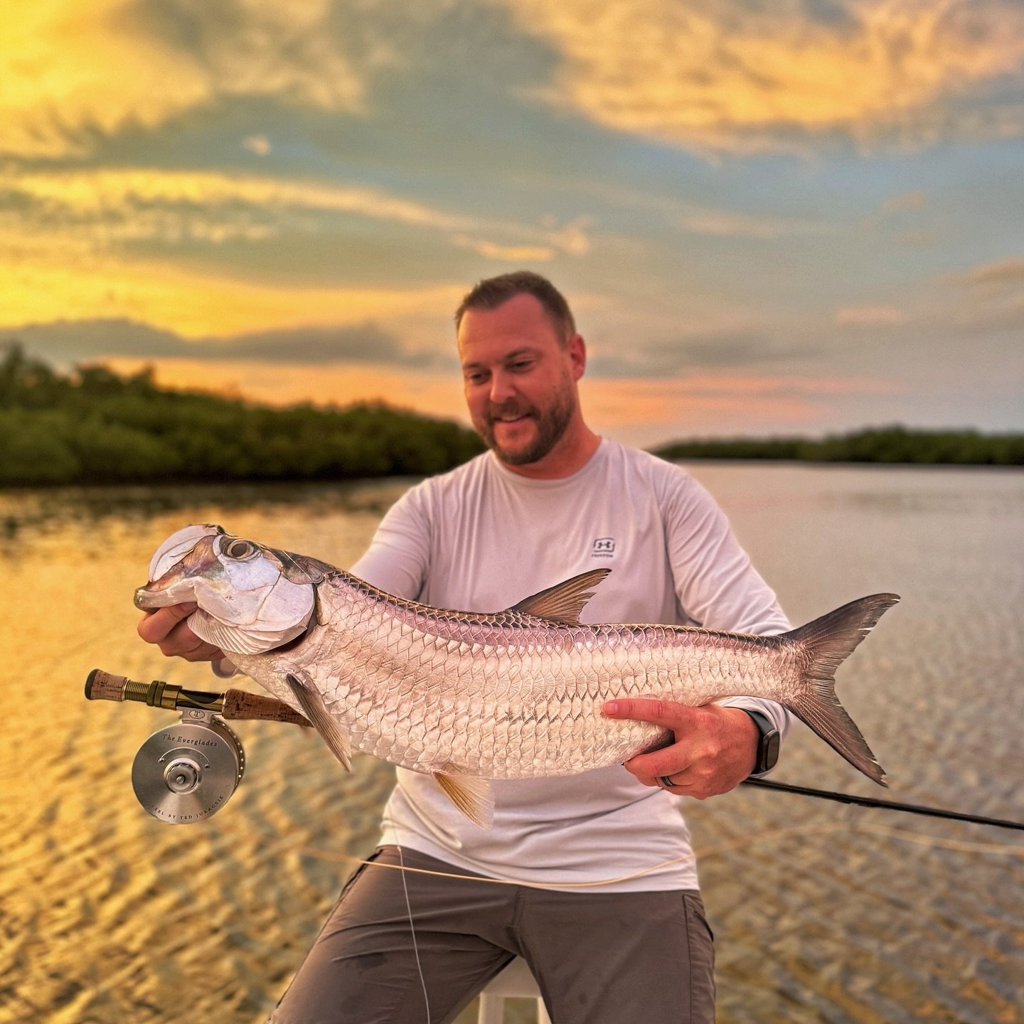 These fish never seem to shy away from an epic sunset photo op 🌅 @mangroveoutfitters @fishgloomis @tiborreels @blacktip_fabrication #tarpononfly #tarpononthefly