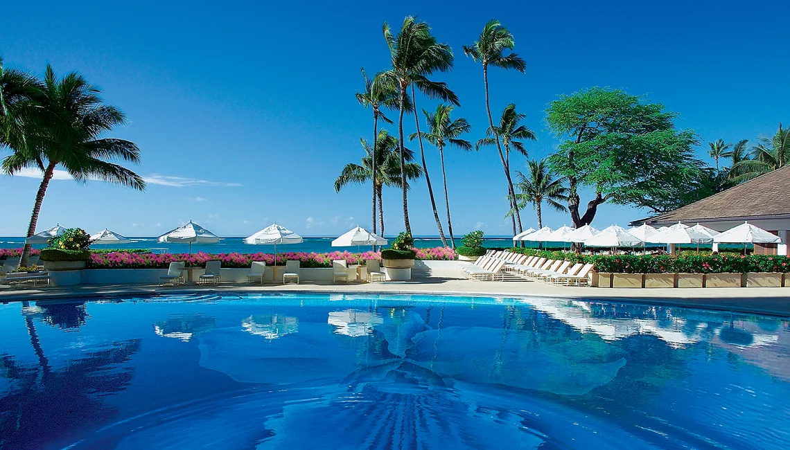 Halekulani-BeachandPool-02.jpg