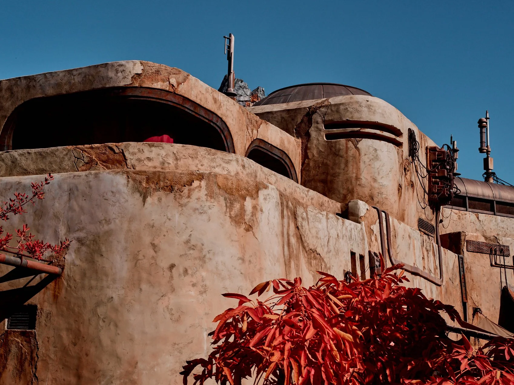 Jabas Throne, where he’s entertained by the wonders of the galaxy from a balcony overlooking the galaxies edge space port. 