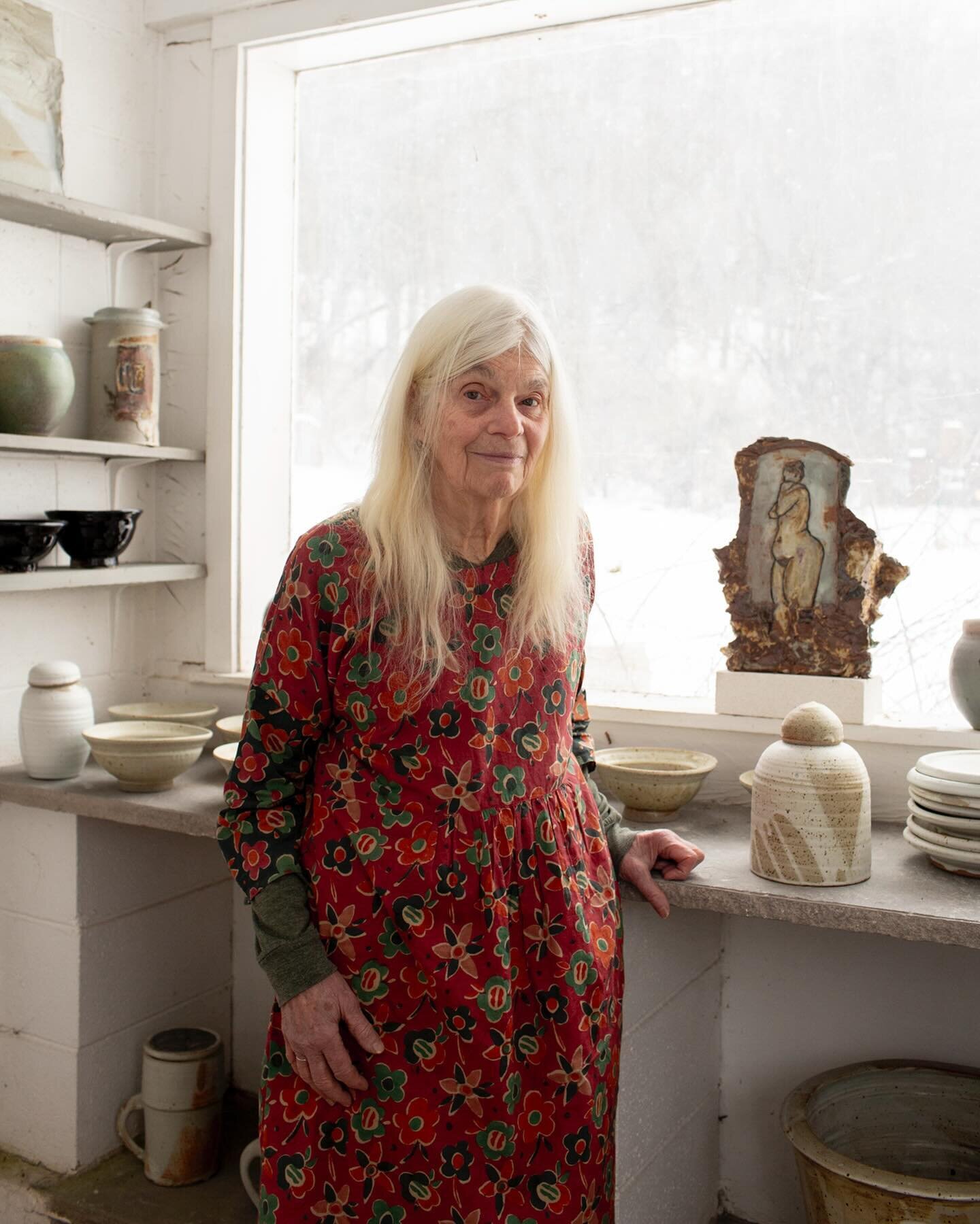 This is Elizabeth Nields, an amazing ceramic artist and potter. She is one of my favorite people I have met in NY since I moved here and started working on a series of arts and makers for @thegatehouseny 
I took a workshop with her in January and got