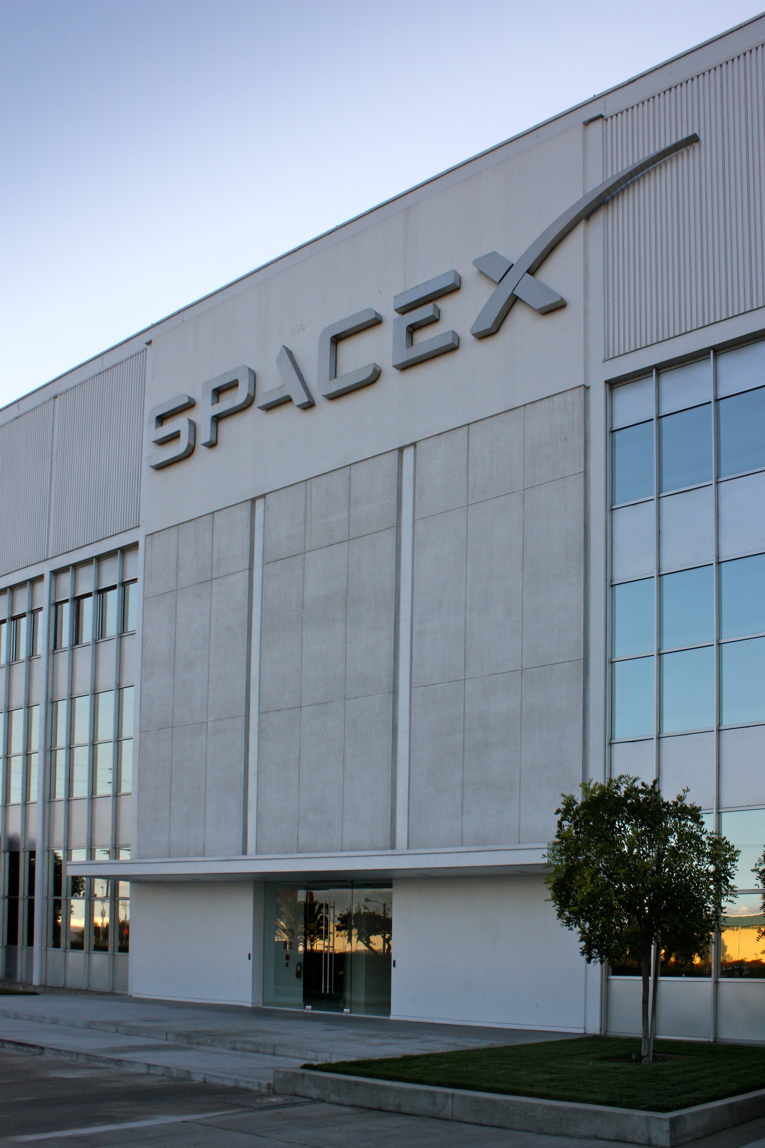 Entrance_to_SpaceX_headquarters[1].jpg