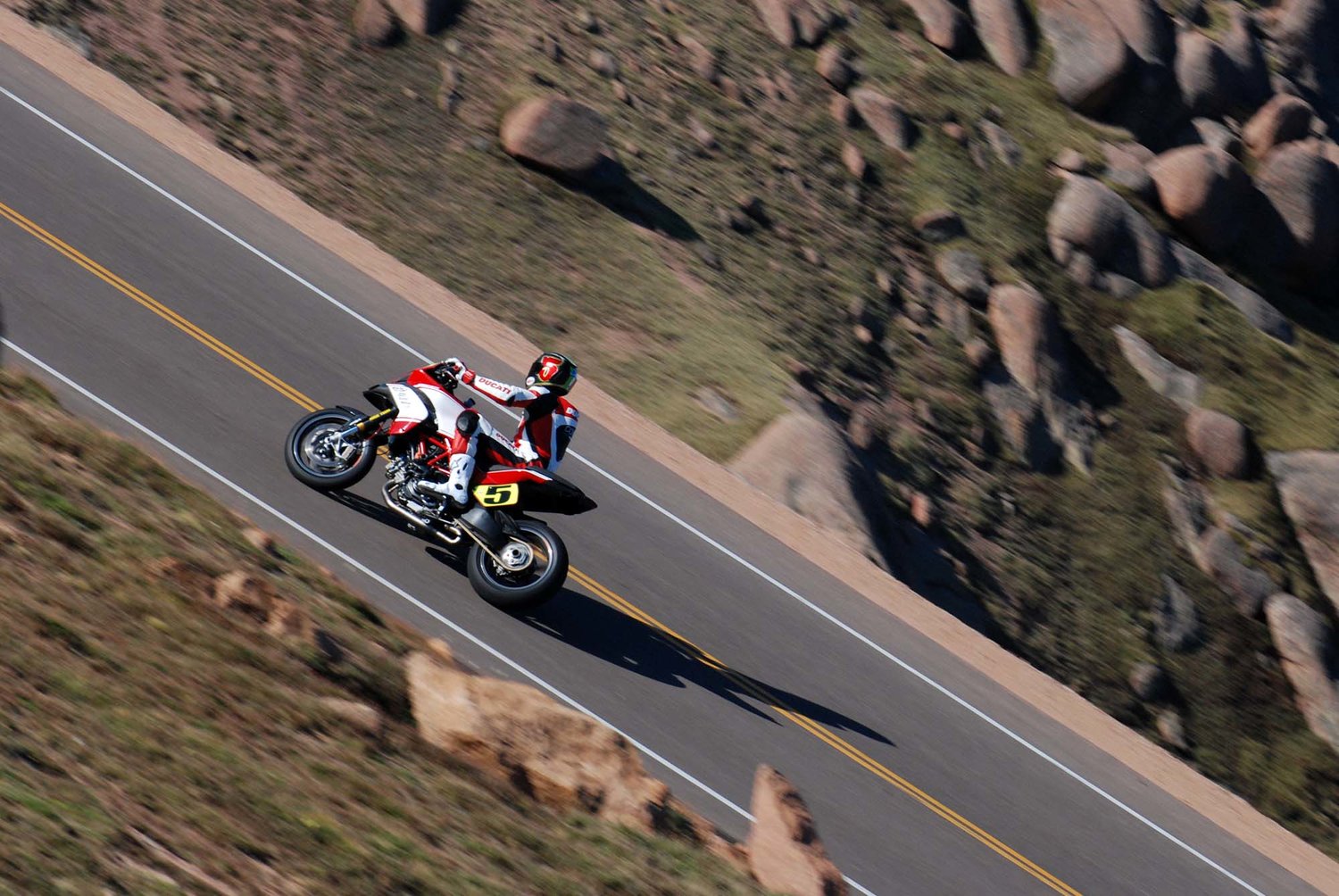 Carlin Dunne falece durante a Pikes Peak International Hill Climb - Ducati  - Notícias - Andar de Moto