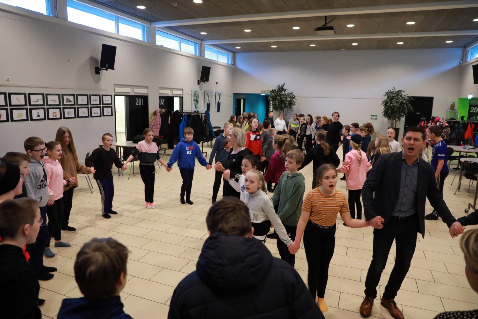 Treðum lættliga dansin