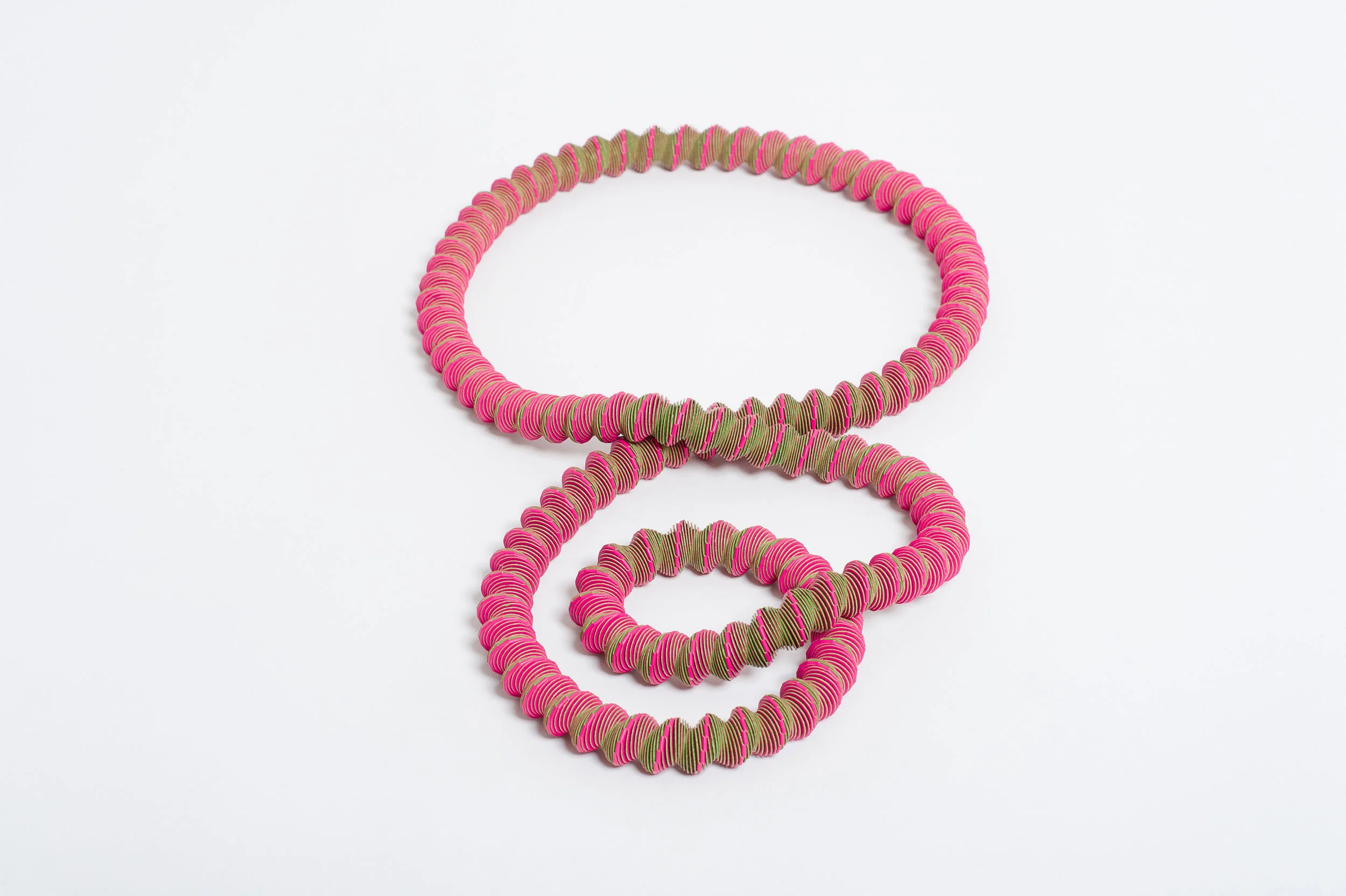   Twisted necklace red white  — paper  length: 59 cm / section: 1.5 cm  c. 1999 