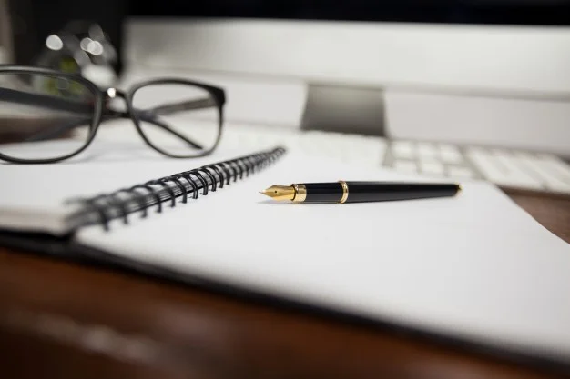spiral-notepad-with-pen-and-reading-glasses_1252-803.jpg