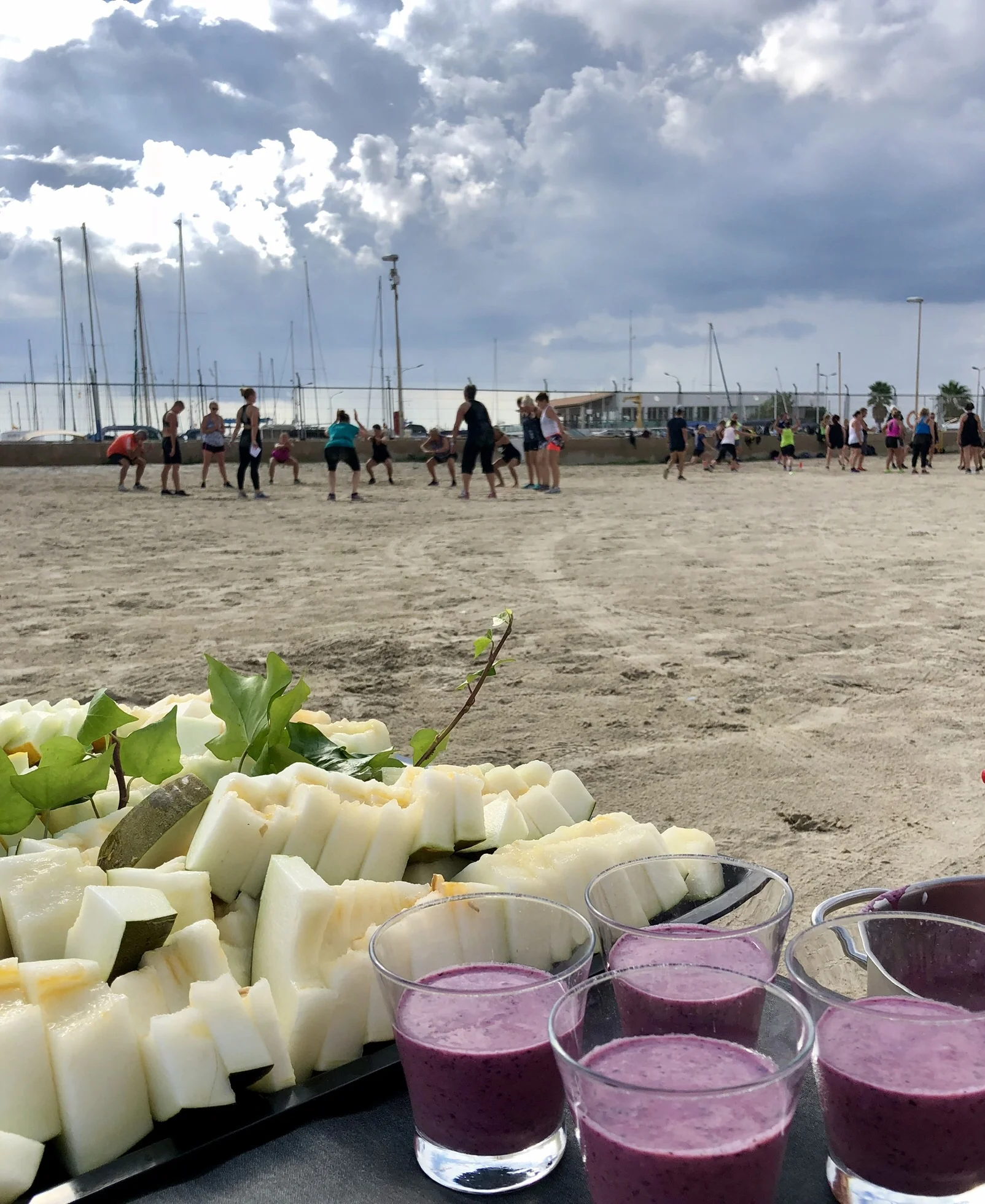 Kanske absolut bäst - om vi får välja är ju mat och träning ihop. Mat är ju som ännu lite godare då. Därför släpar vi gärna ner melliset till stranden. Ni tränar- vi fixar maten!