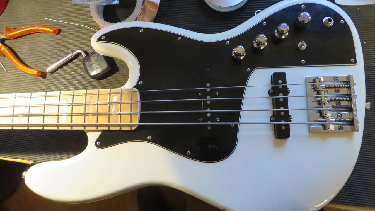 Fender Mexico Miller &amp; East Marcus Retro 01