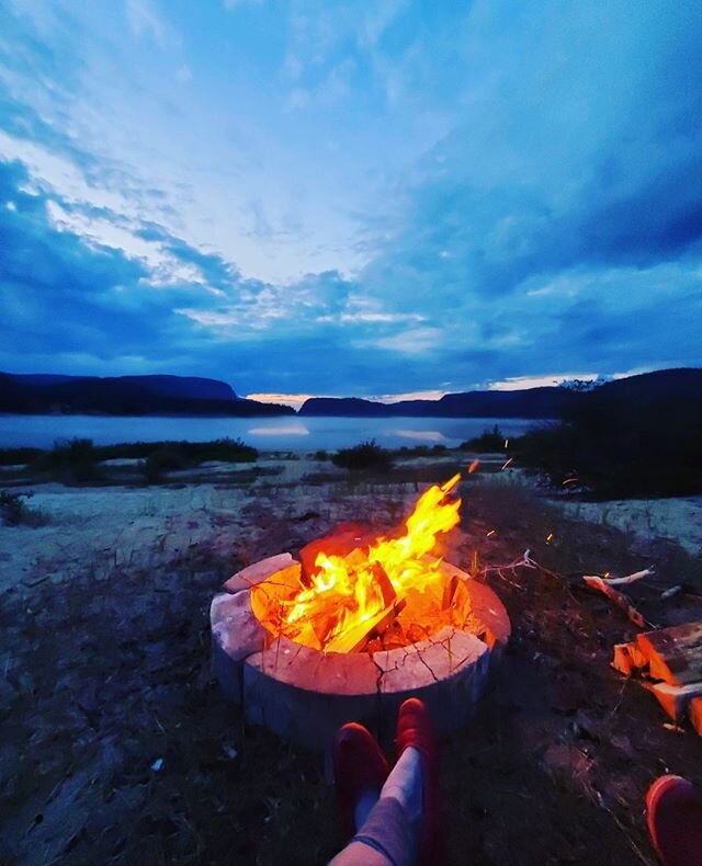 D&eacute;finitivement les meilleures fins de journ&eacute;es!🌅🔥 Super spot au Lac Walker sur la C&ocirc;te-Nord! 🚐🌲