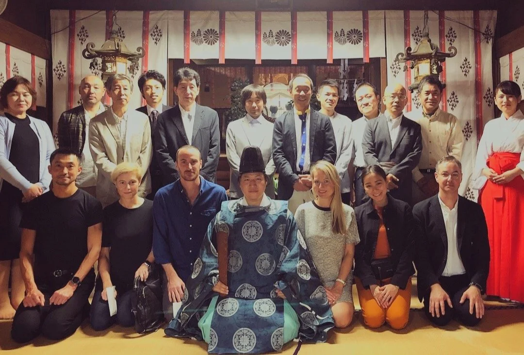  A group photo of a priest, craftspeople and designers at a traditional Japanese shrine 