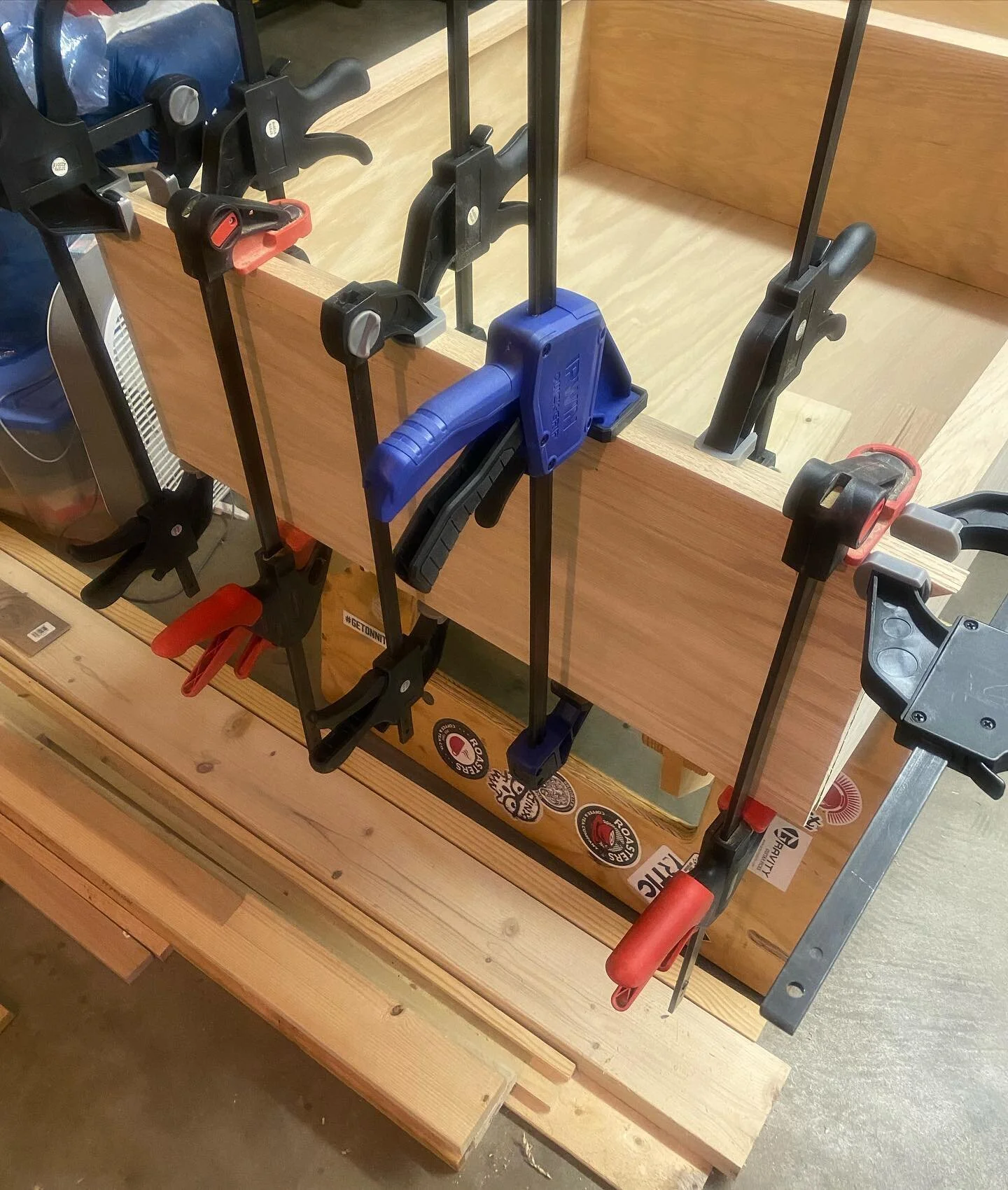 Gluing trim to the top. #woodworking #woodworker #woodfurniture #bookshelf #bookshelves