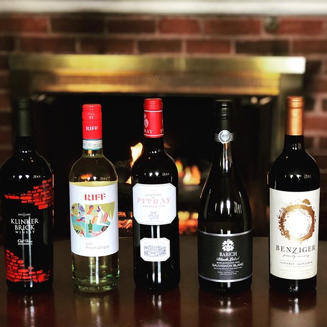 Sundays = 40% off of bottles of wine at Arad Evans Inn🍷 Come warm up next to one of our fireplaces and enjoy the inviting holiday decor.