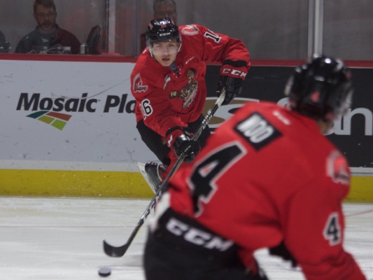 Daniil Stepanov, in fresh threads, feeding the puck to Jett Woo. Pic: Moose Jaw Warriors