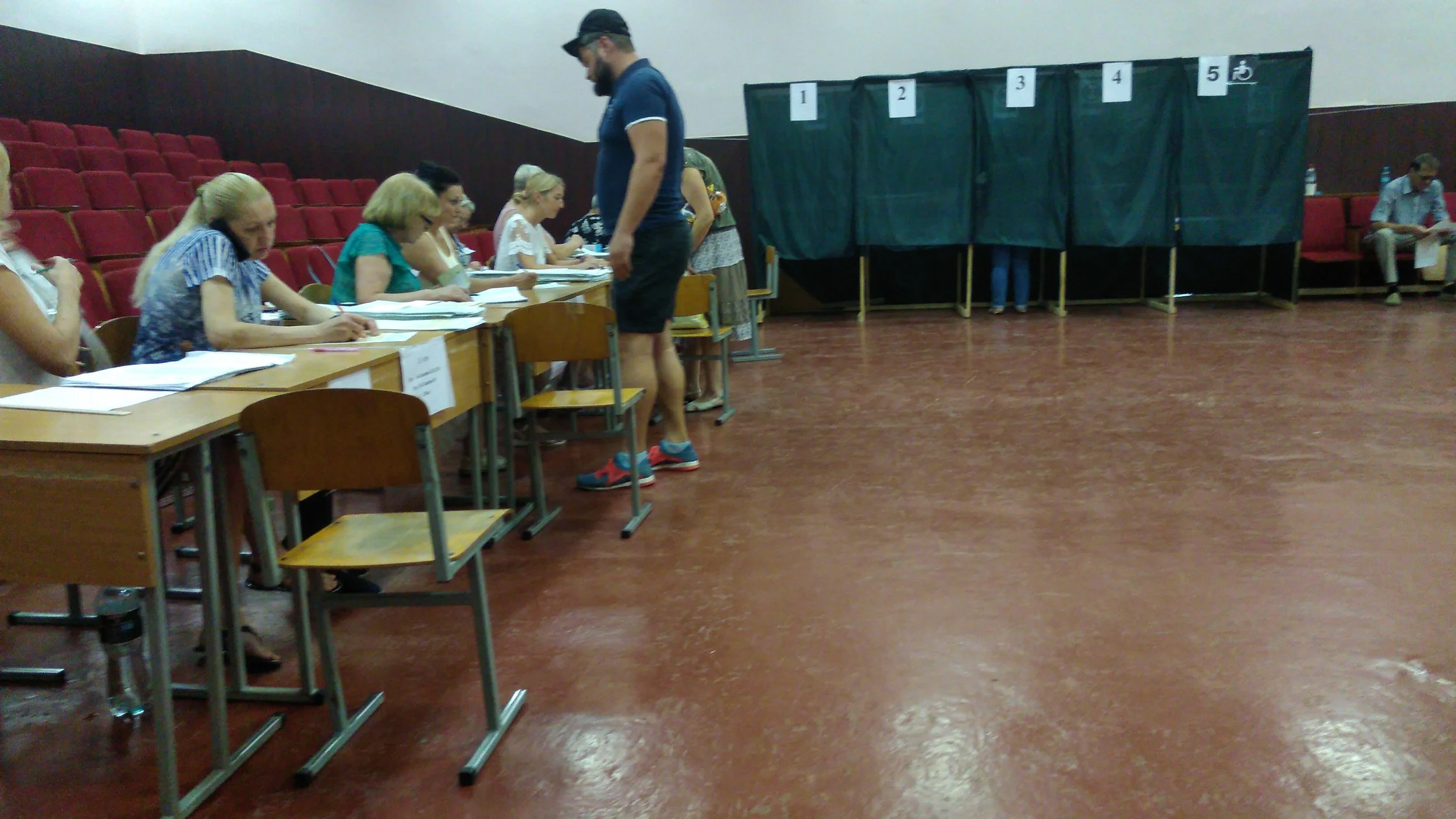 Picking up the ballot papers in Odesa - MJ Independent Photo