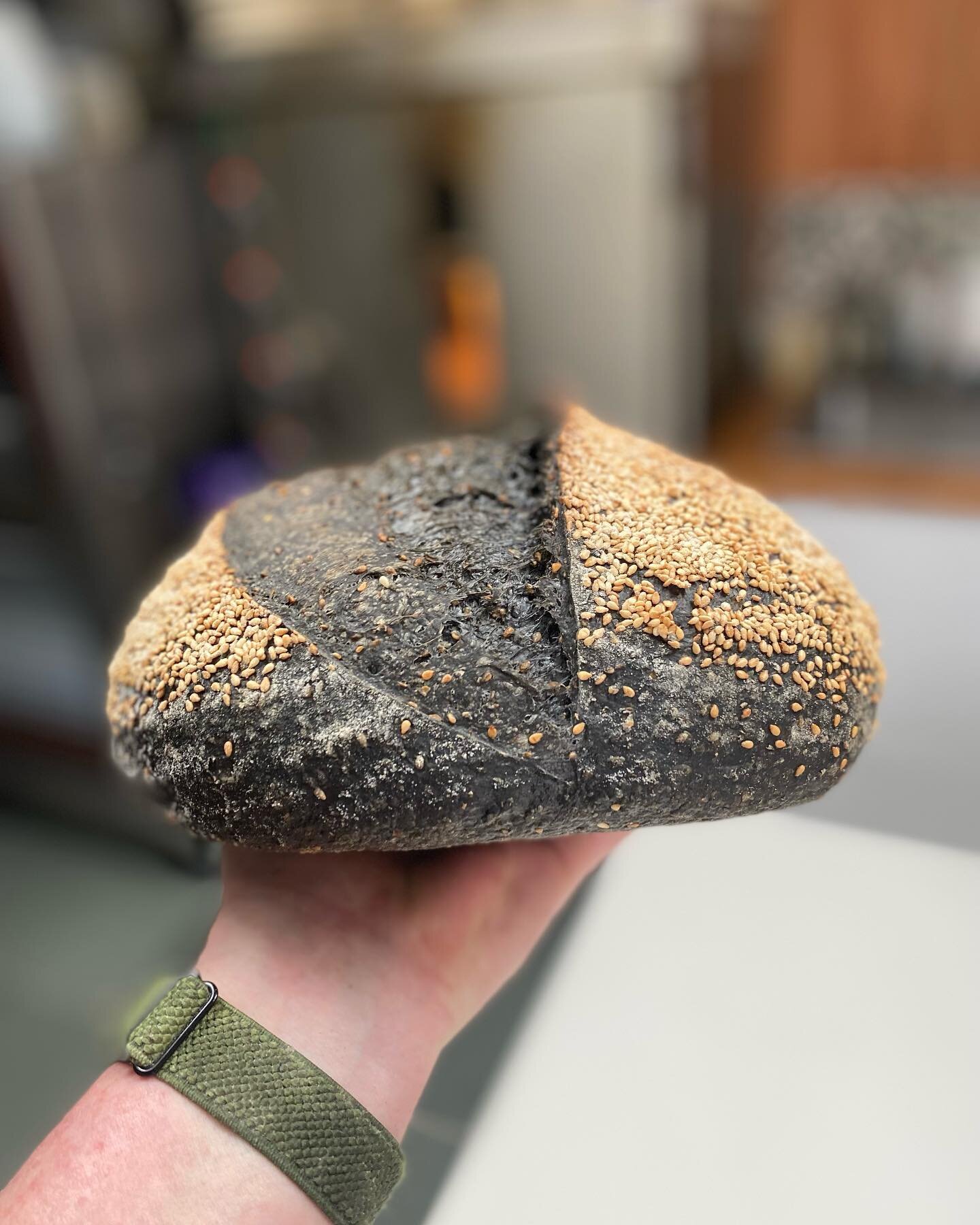 Cheeky little test bake earlier today. Charcoal and toasted sesame sourdough. Scottish flour, Scottish salt. Most have been pre-ordered for tomorrow but I&rsquo;ll have loads more on Saturday at @thefoggieneuk from 10am. #artisanbaker #artisanbakery 