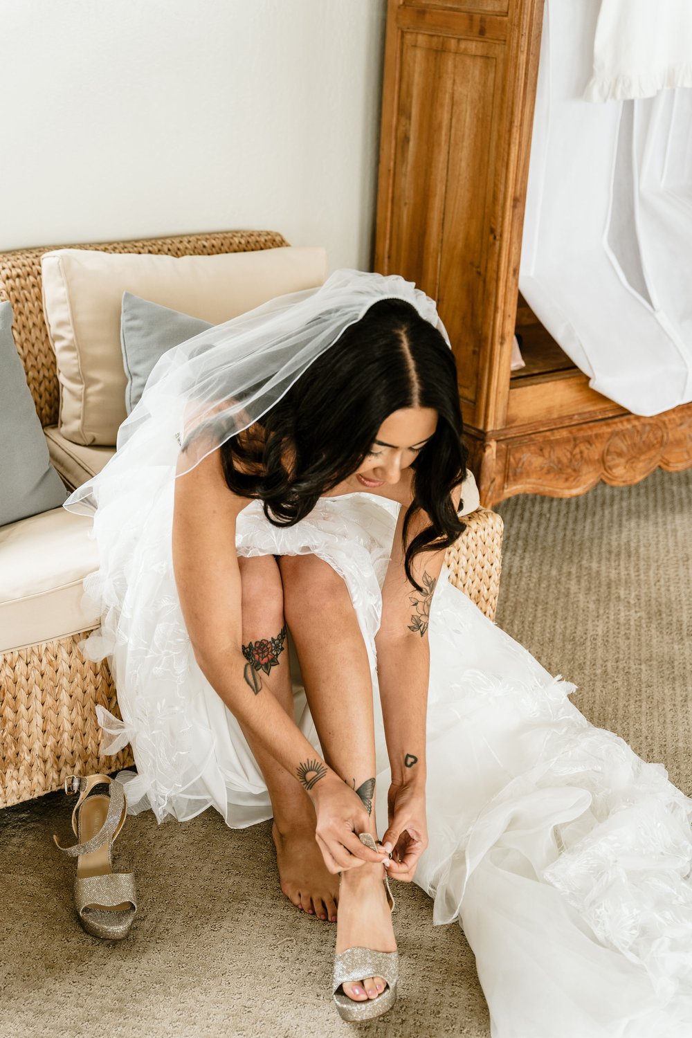 mavericks-house-getting-ready-bride.jpg