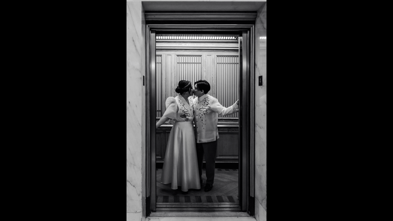 san-francsico-city-hall-elevator-kiss.gif