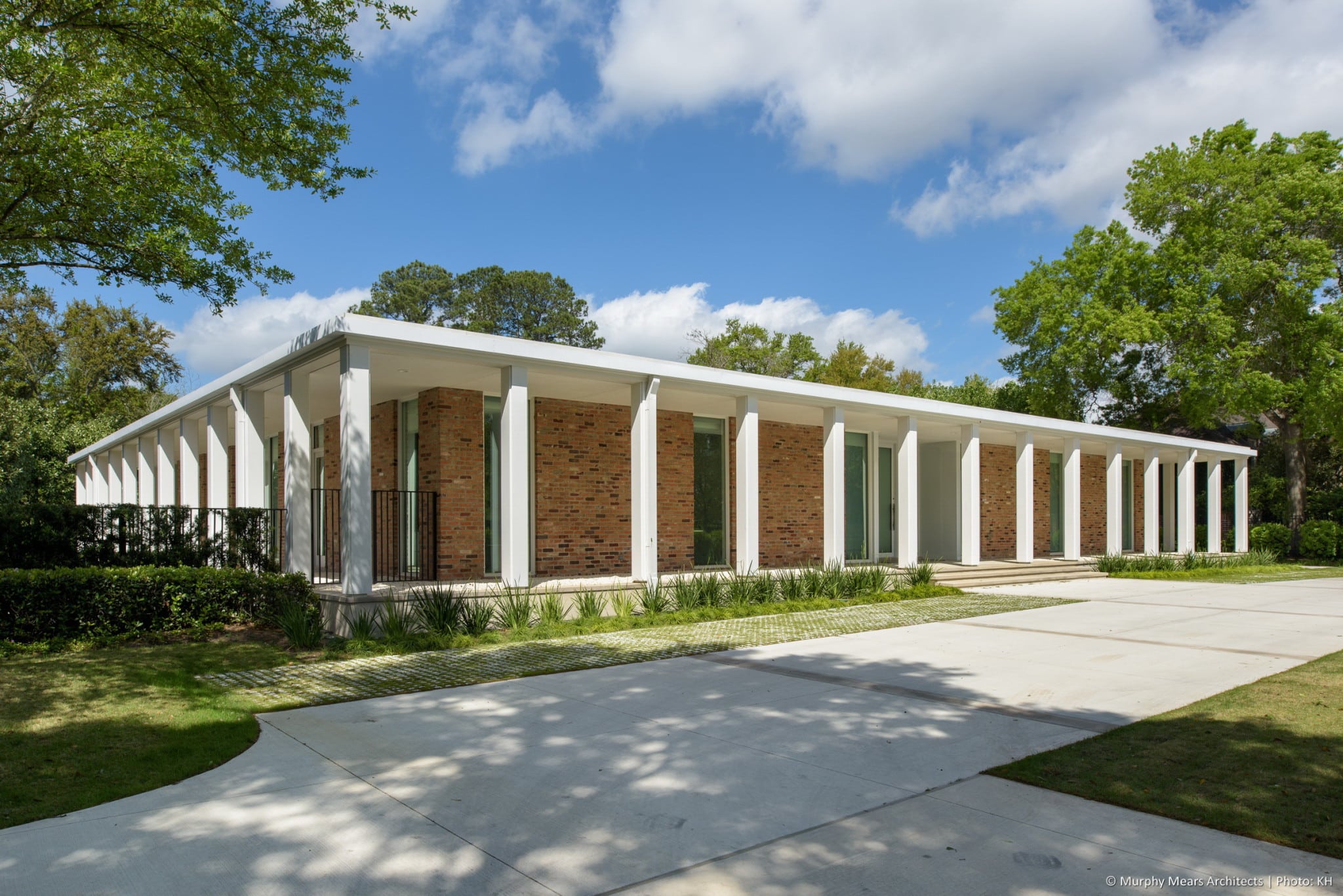 w-mid-century-modern-home-neuhaus-harwood-taylor-renovation-grass-pavers-autocourt.jpg