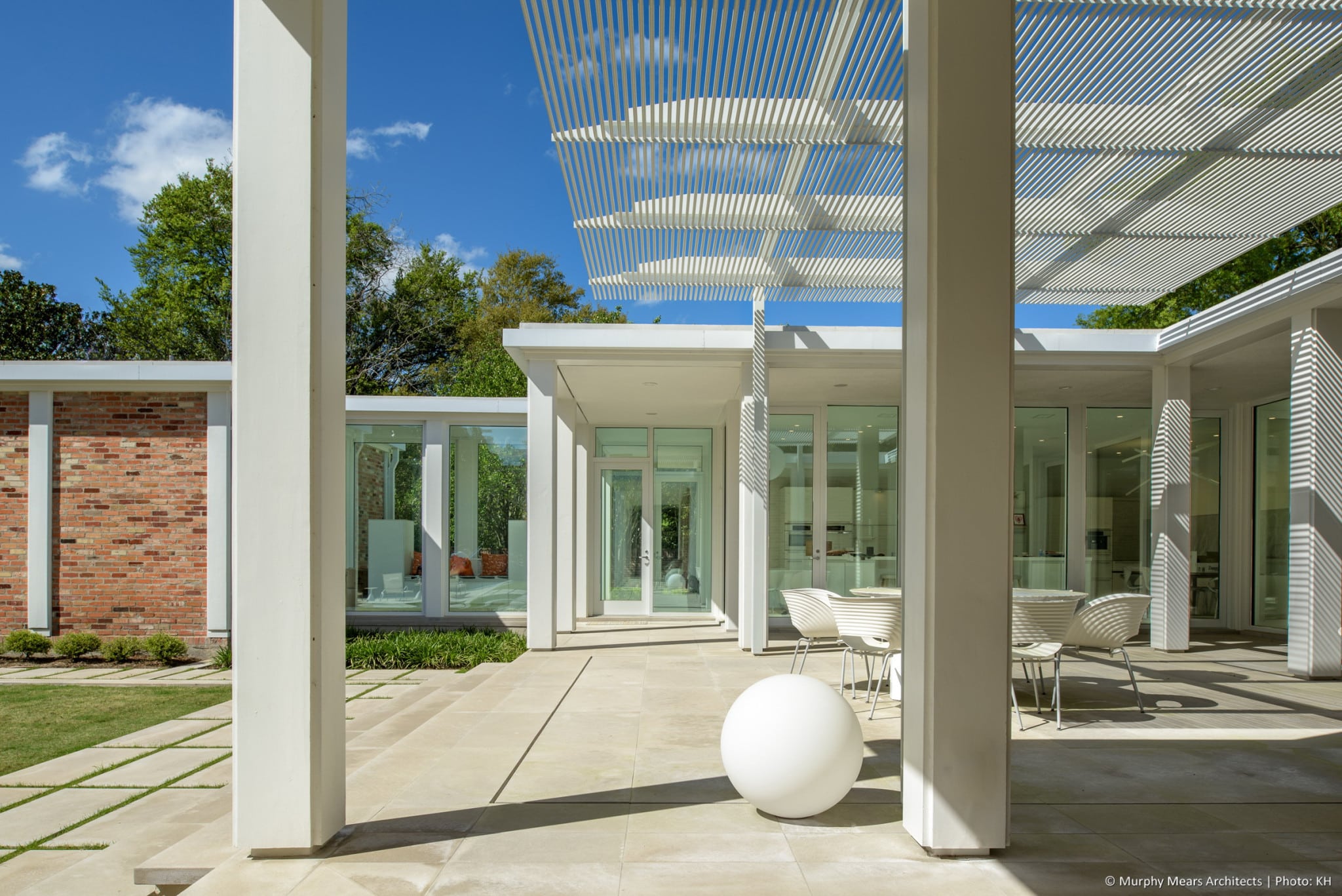 w-mid-century-modern-home-neuhaus-harwood-taylor-renovation-sphere-light-columns.jpg