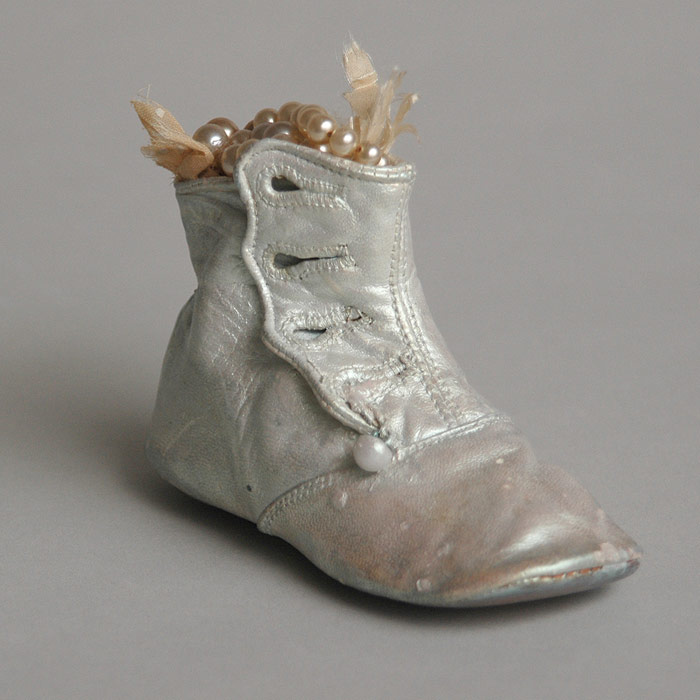 Tender Offering, 2005, mixed media sculpture, 3.5 x 2 x 4.5 inches