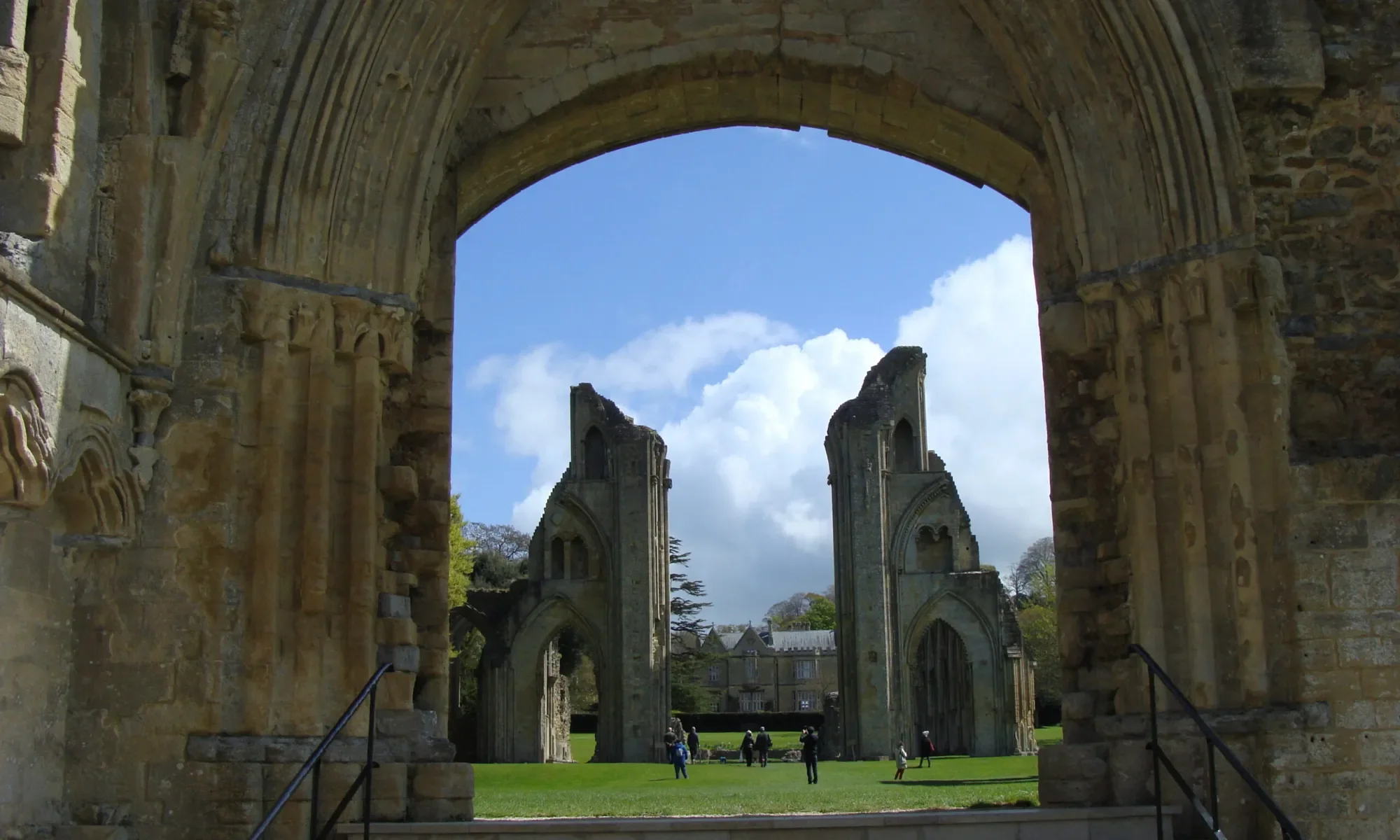 1609-DSC01162-England-Glastonbury-Abbey-scaled.jpg.webp