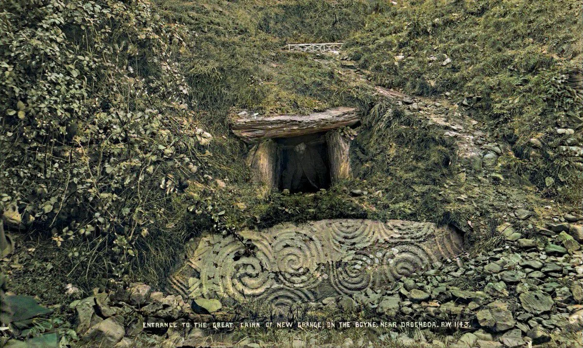 Newgrange-entrance-welch.jpg