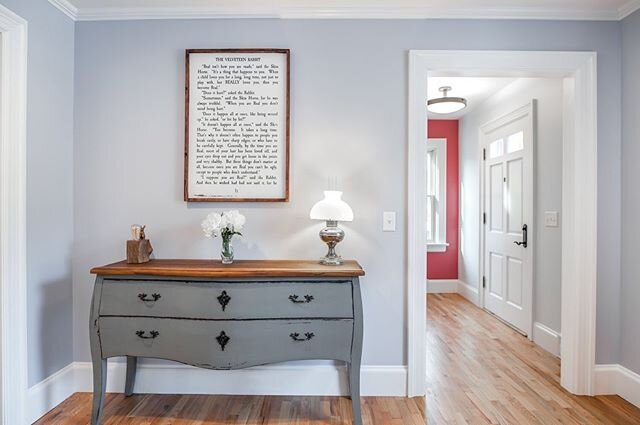 I love walking into the homes done by #rochmandesignbuild always a beautiful surprise inside! #architecturephotography #homeremodeling #annarborphotographer #annarborrealestate #ericreative #ericreativemedia