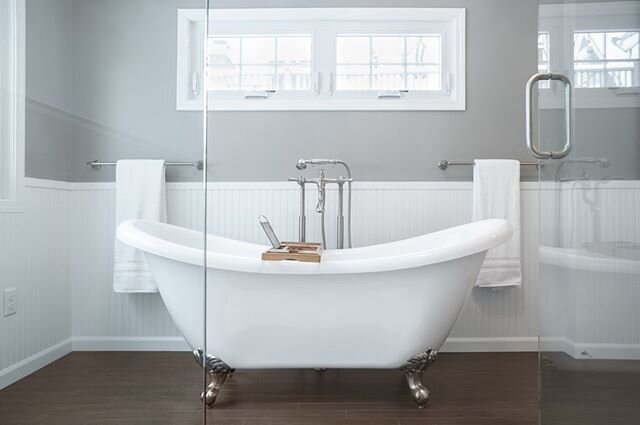 Dreaming about spending the afternoon soaking in this tub... #RochmanDesignBuild knows how to dial up the luxury. My bathroom next!
#architecturephotography #bathroomdesign #bathroomremodel #luxurylifestyle #luxuryhomes #ericreative #emilyroseimagery