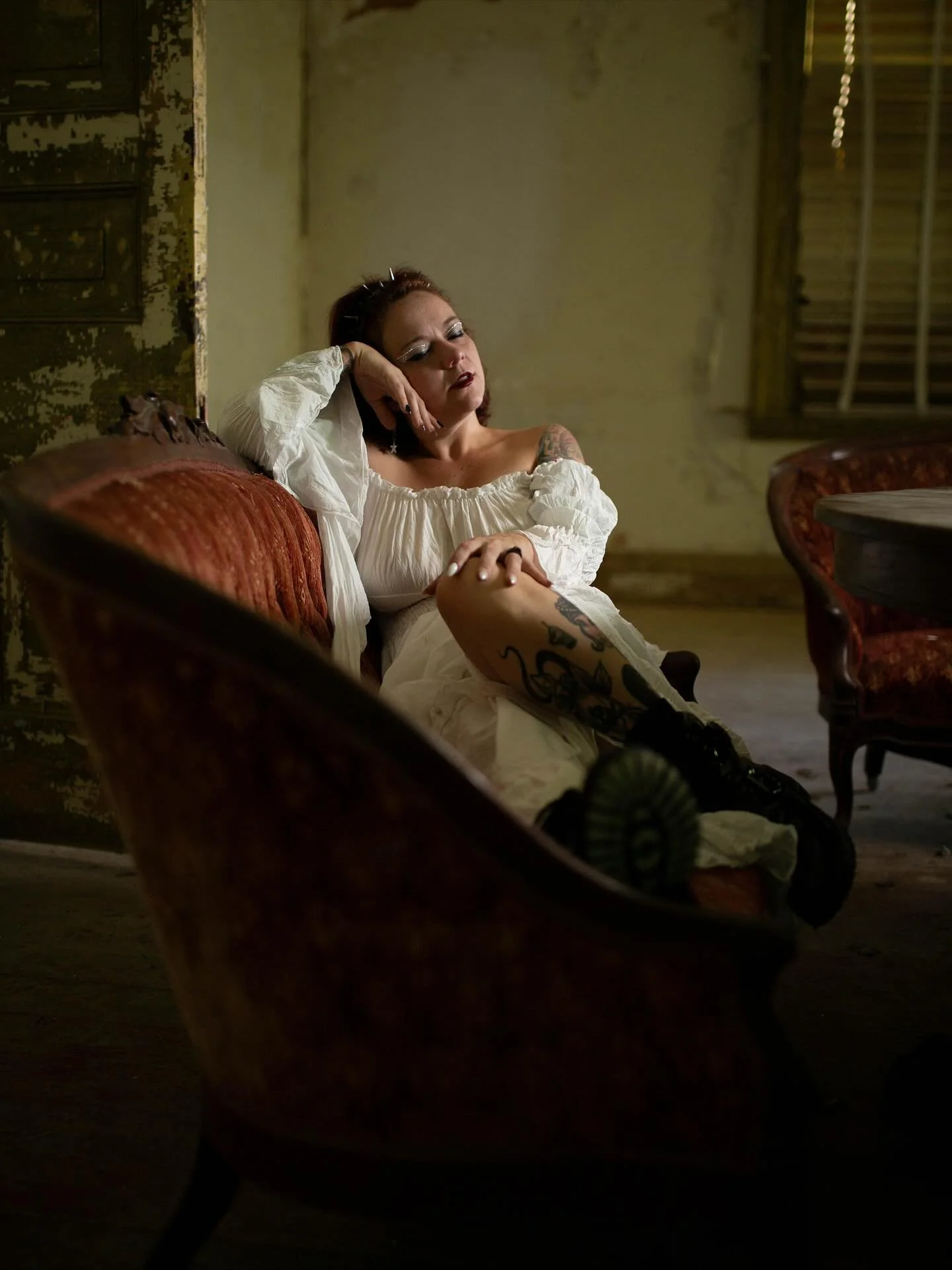 Tis the season my friends! 🎃
And who better to celebrate with than @xpainlesspoisonx @modelivyjo !! 🦇
We had the opportunity to frolic around @dunningtonmansion a little bit ago and we made the most of it! I&rsquo;m so grateful to explore every tim