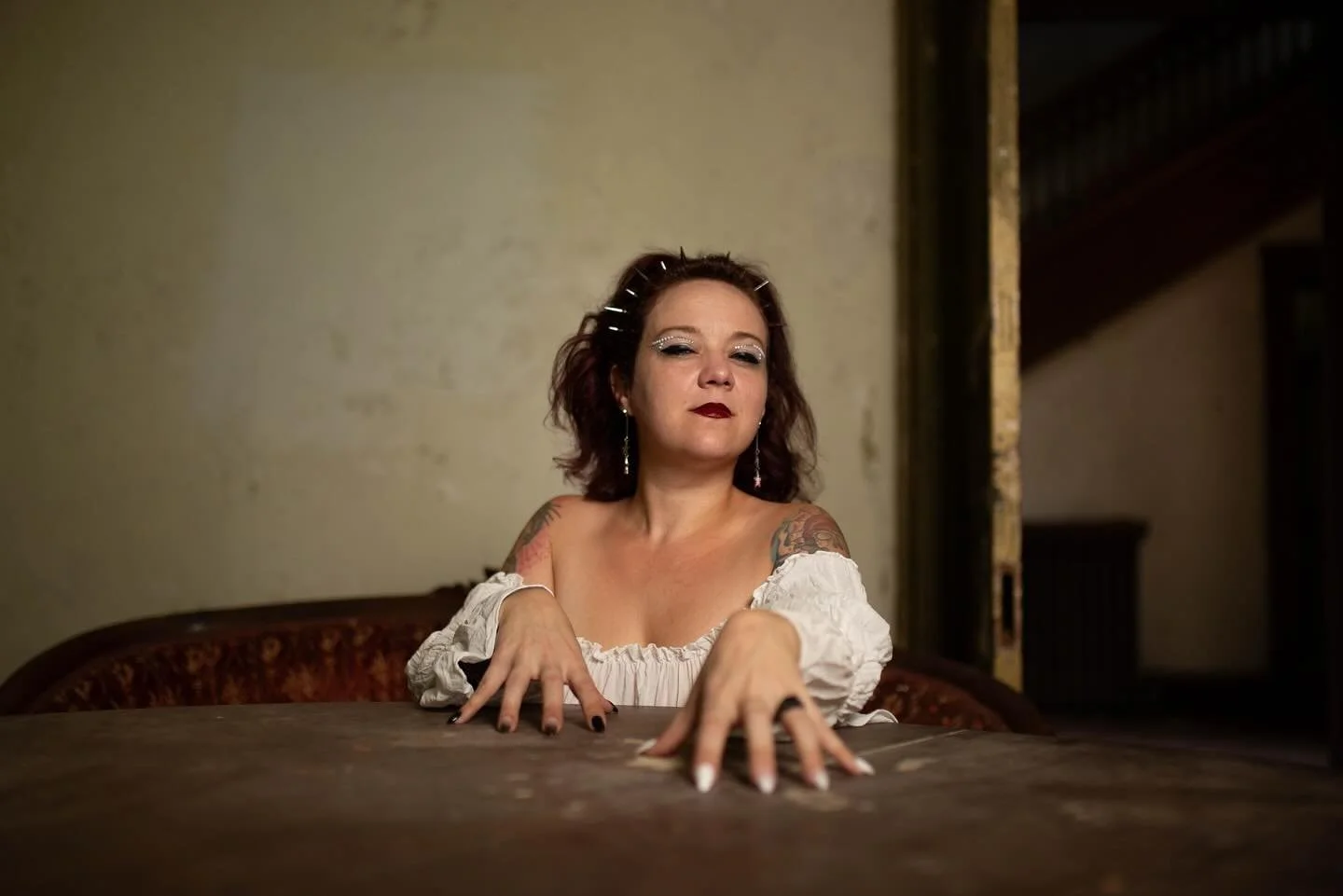 Flowy dresses in dark places has always been such a mood, no? 
@xpainlesspoisonx @modelivyjo embodied it perfectly. 

Big thanks to @dunningtonmansion for always letting us run rampant in there. We have the best times! 

#dunningtonmansion #professio